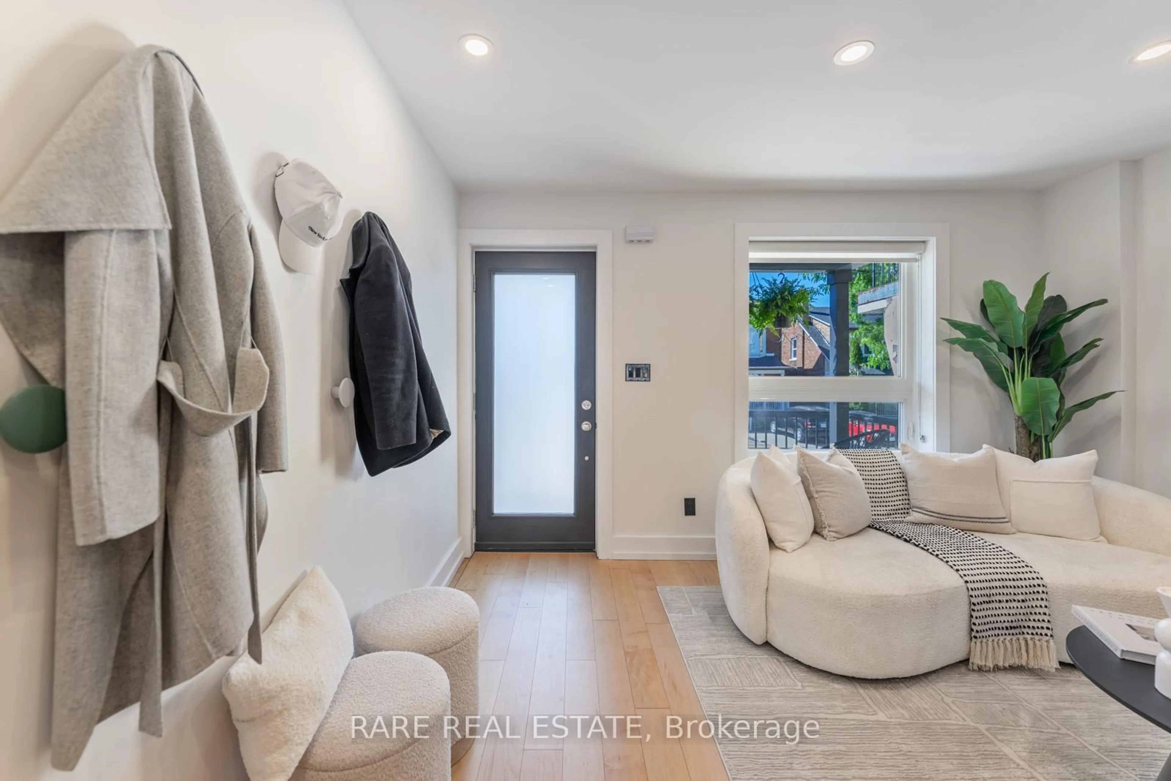 Indoor entryway for 118 Mackay Ave, Toronto Ontario M6H 2N8