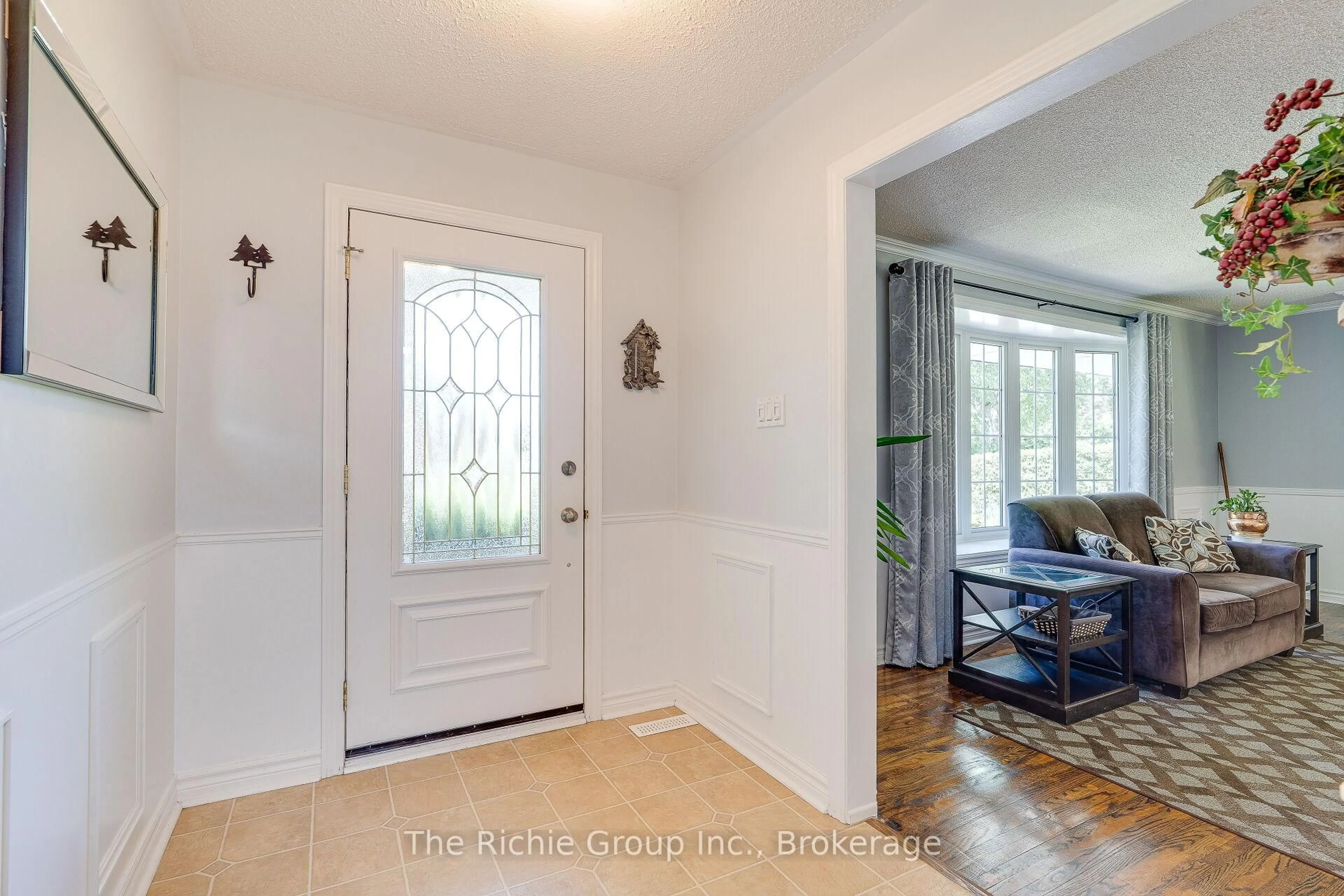 Indoor entryway for 34 Hilltop Dr, Caledon Ontario L7C 1H6