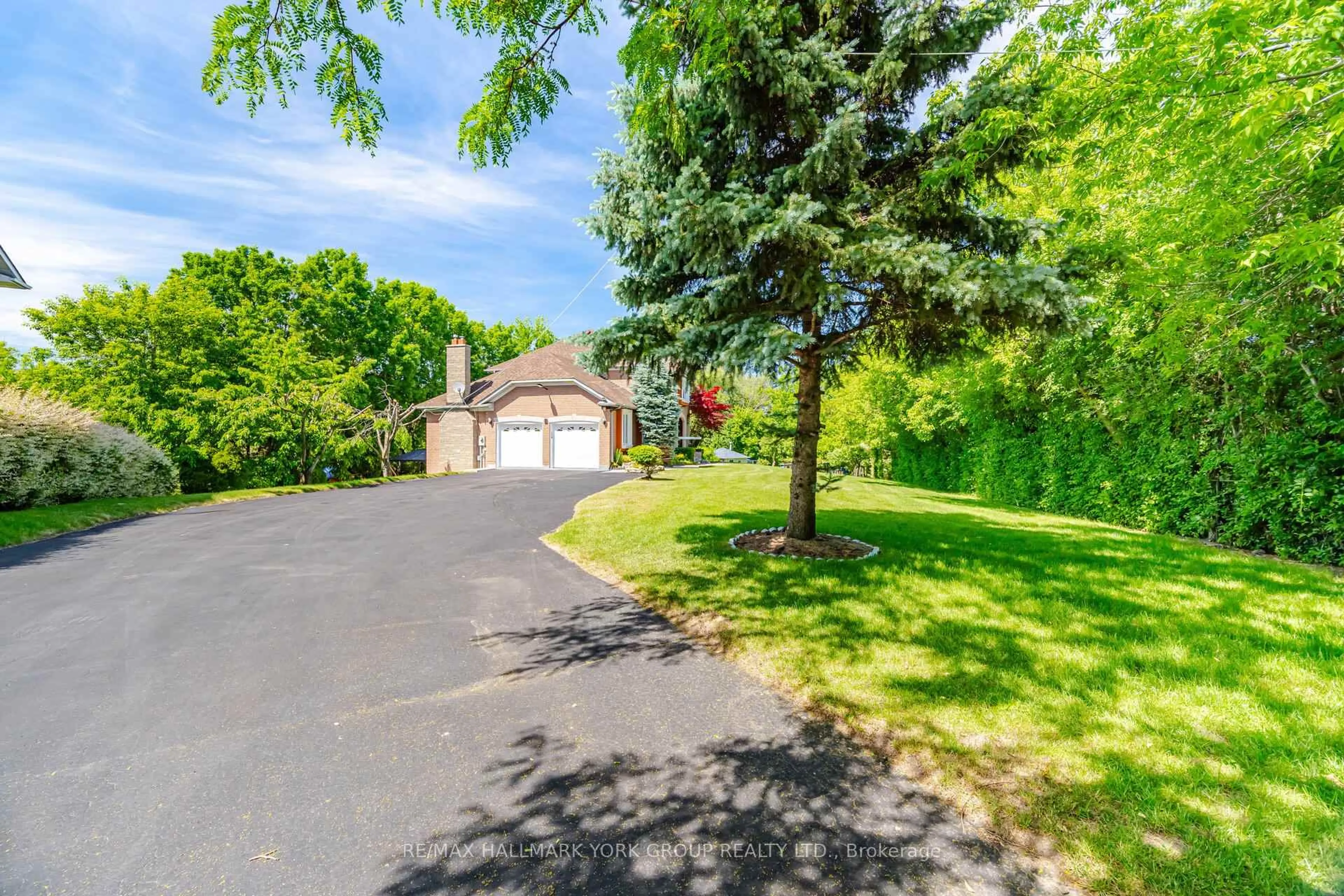 A pic from outside/outdoor area/front of a property/back of a property/a pic from drone, unknown for 7 Andes Crt, Brampton Ontario L6R 1E3