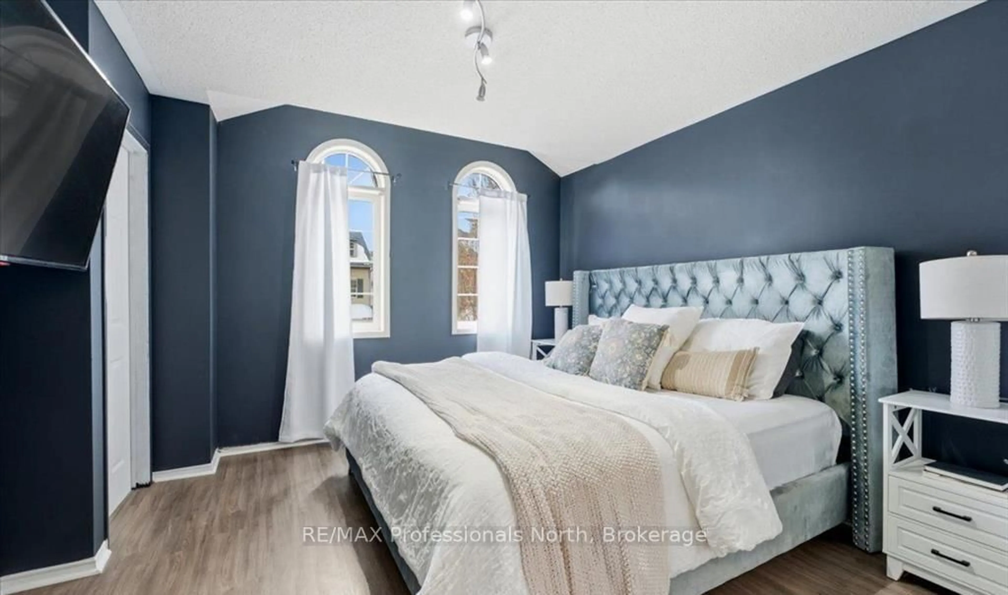 Bedroom with bed, unknown for 98 Roxton Rd, Oakville Ontario L6H 6V4