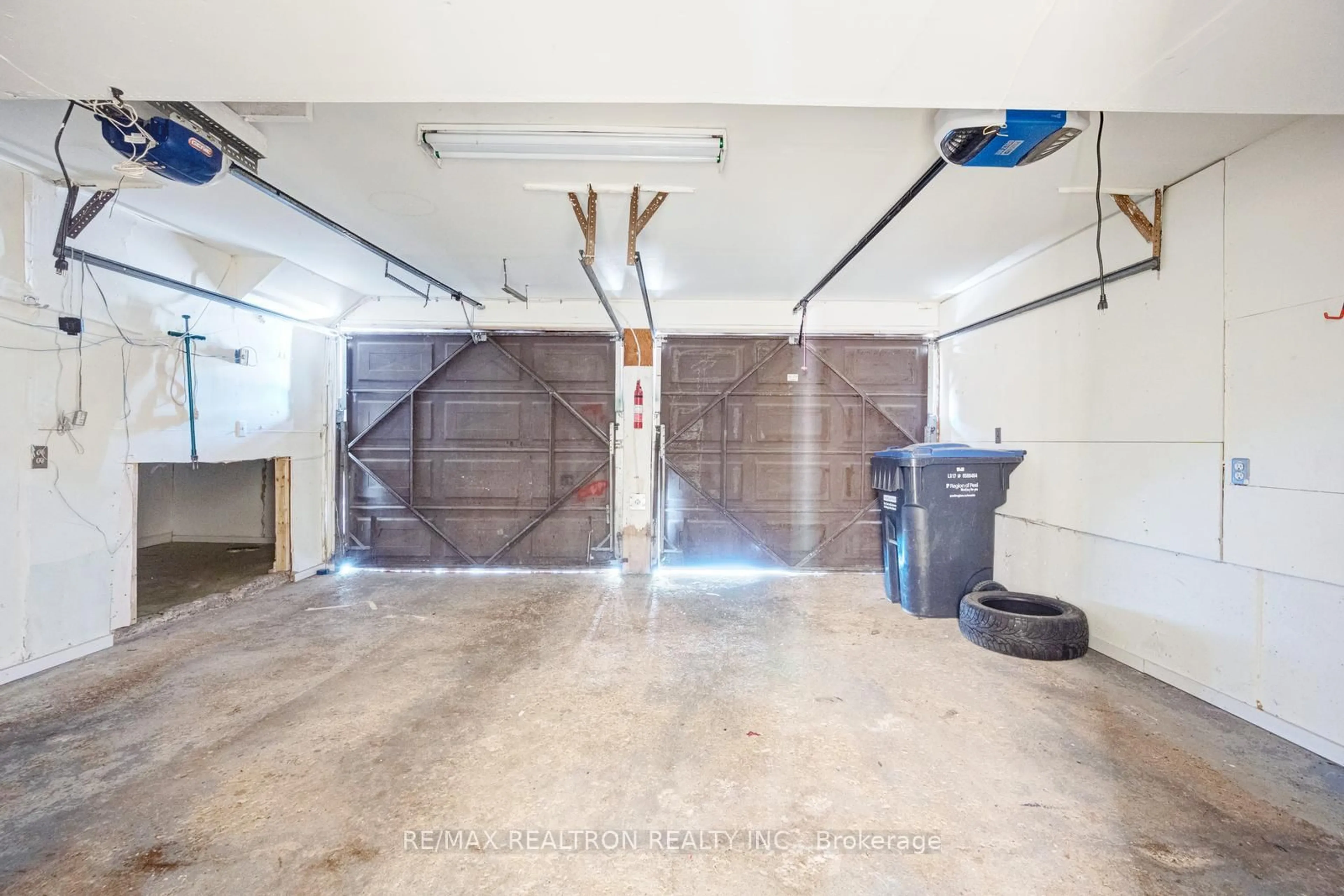 Indoor garage for 14 Albemarle Crt, Brampton Ontario L6Z 1R4