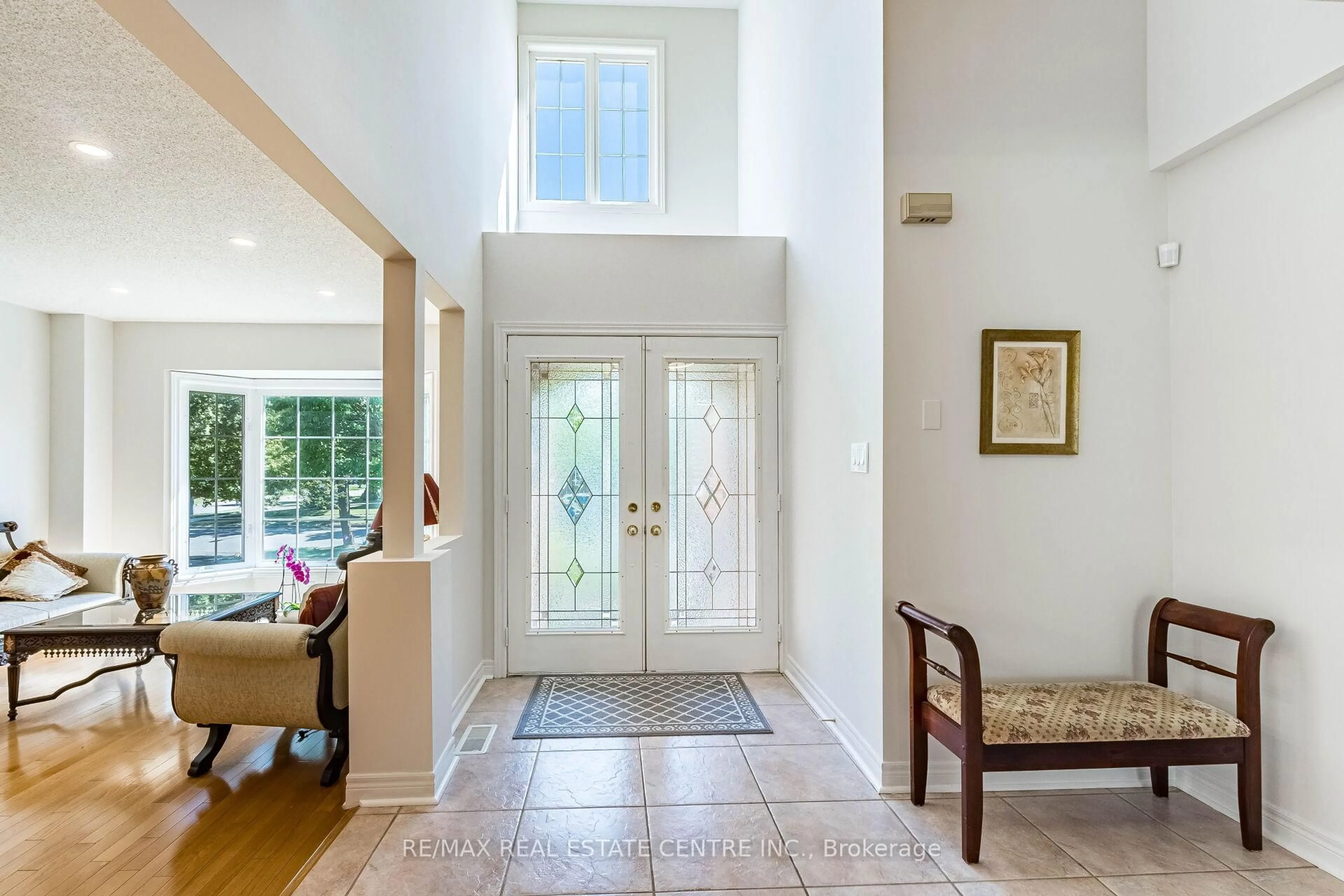 Indoor entryway for 5343 Russell View Rd, Mississauga Ontario L5M 5V8