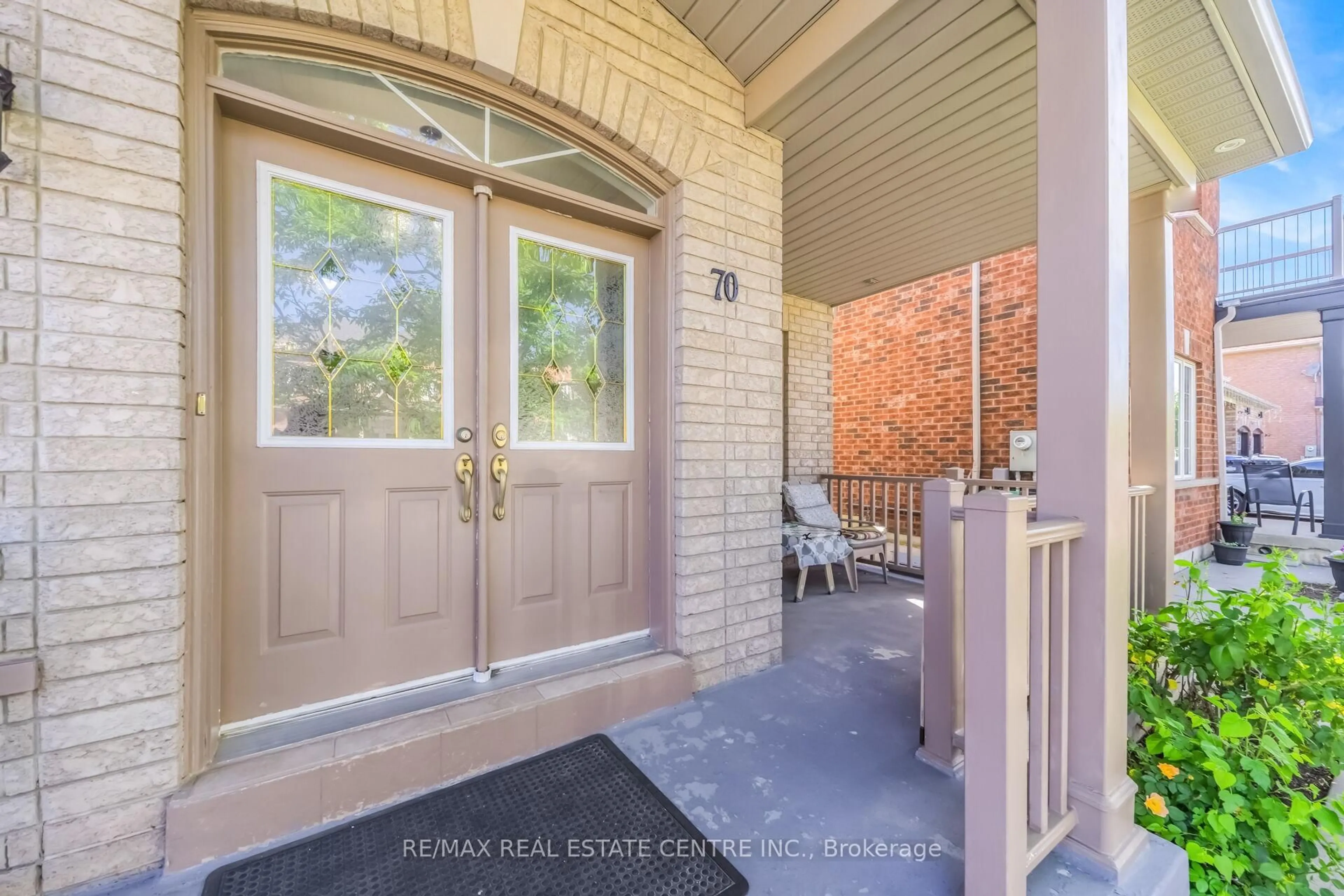 Indoor entryway for 70 Carmel Cres, Brampton Ontario L6P 1Y2