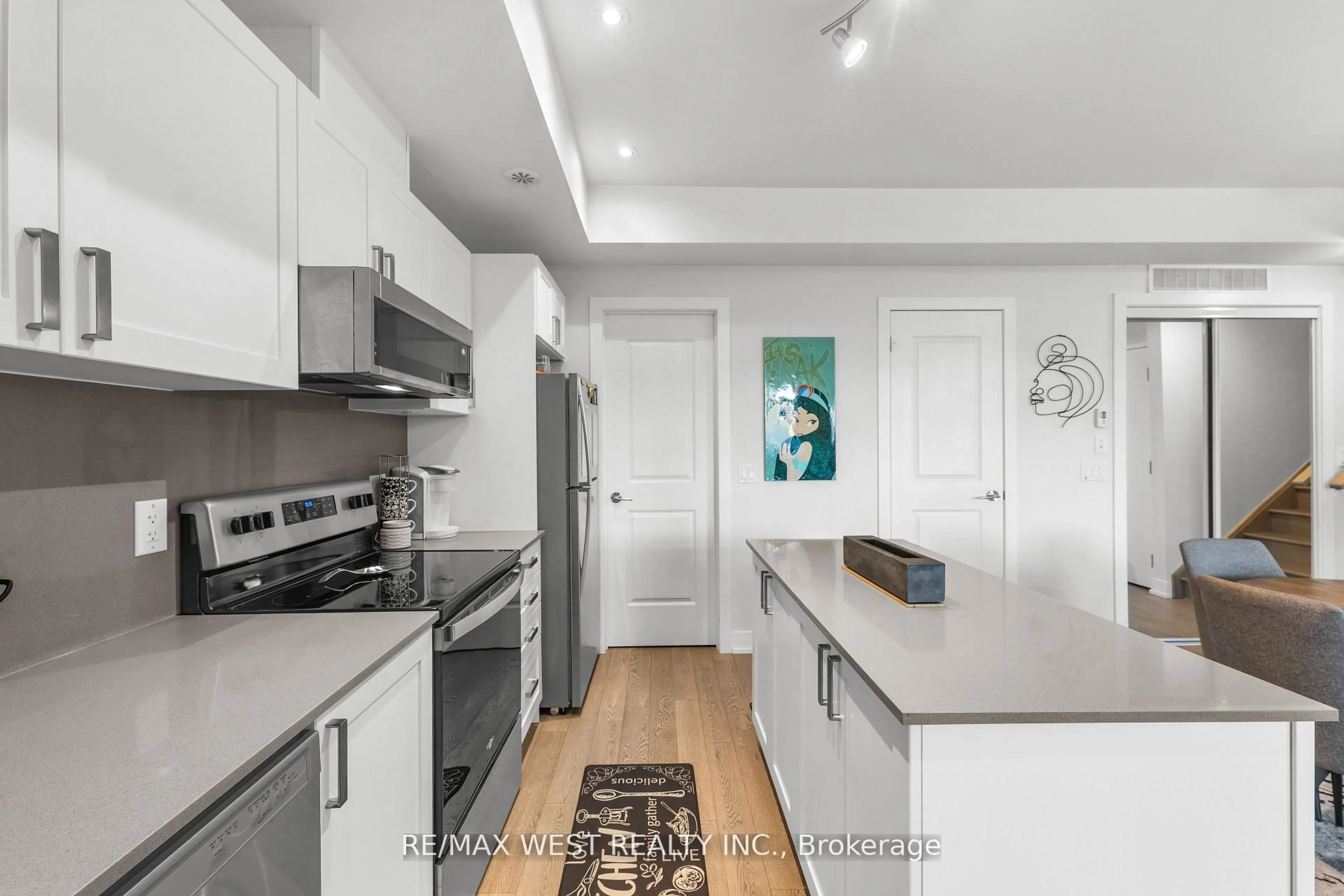 Open concept kitchen, unknown for 1062 Douglas McCurdy Common, Mississauga Ontario L5G 0C6