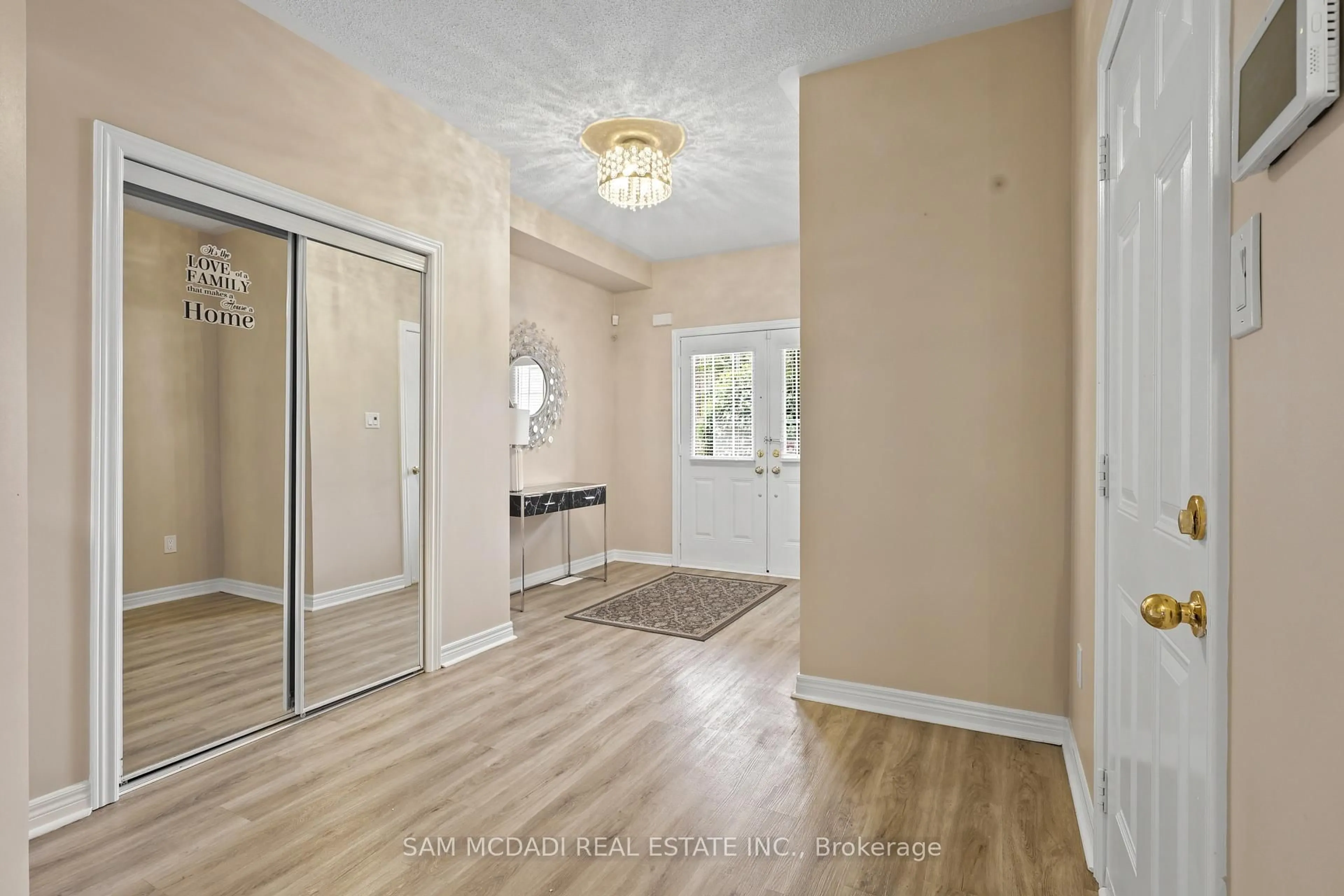 Indoor entryway for 7195 Wrigley Crt, Mississauga Ontario L5W 0C8