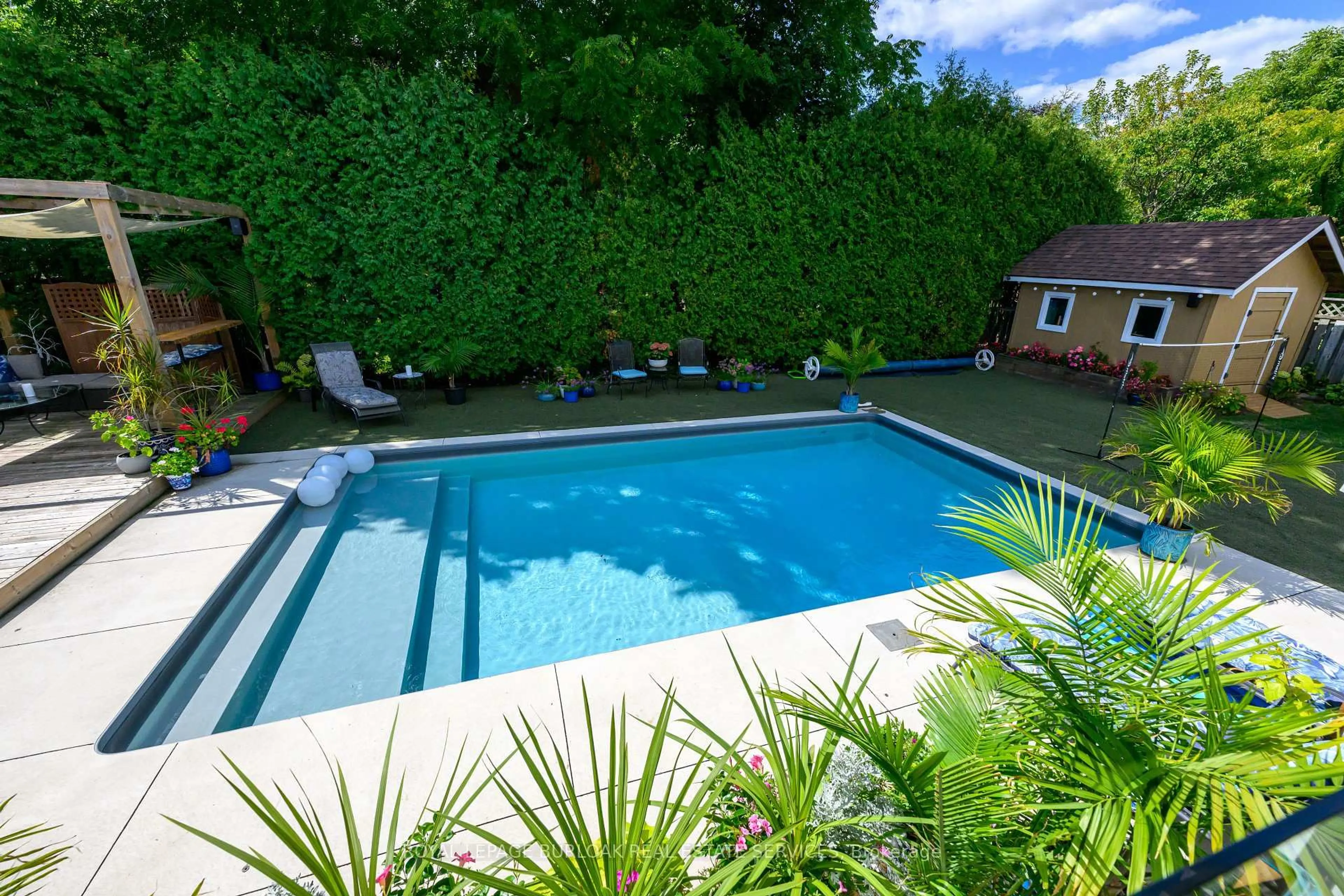 Pool for 912 Boothman Ave, Burlington Ontario L7T 1P4