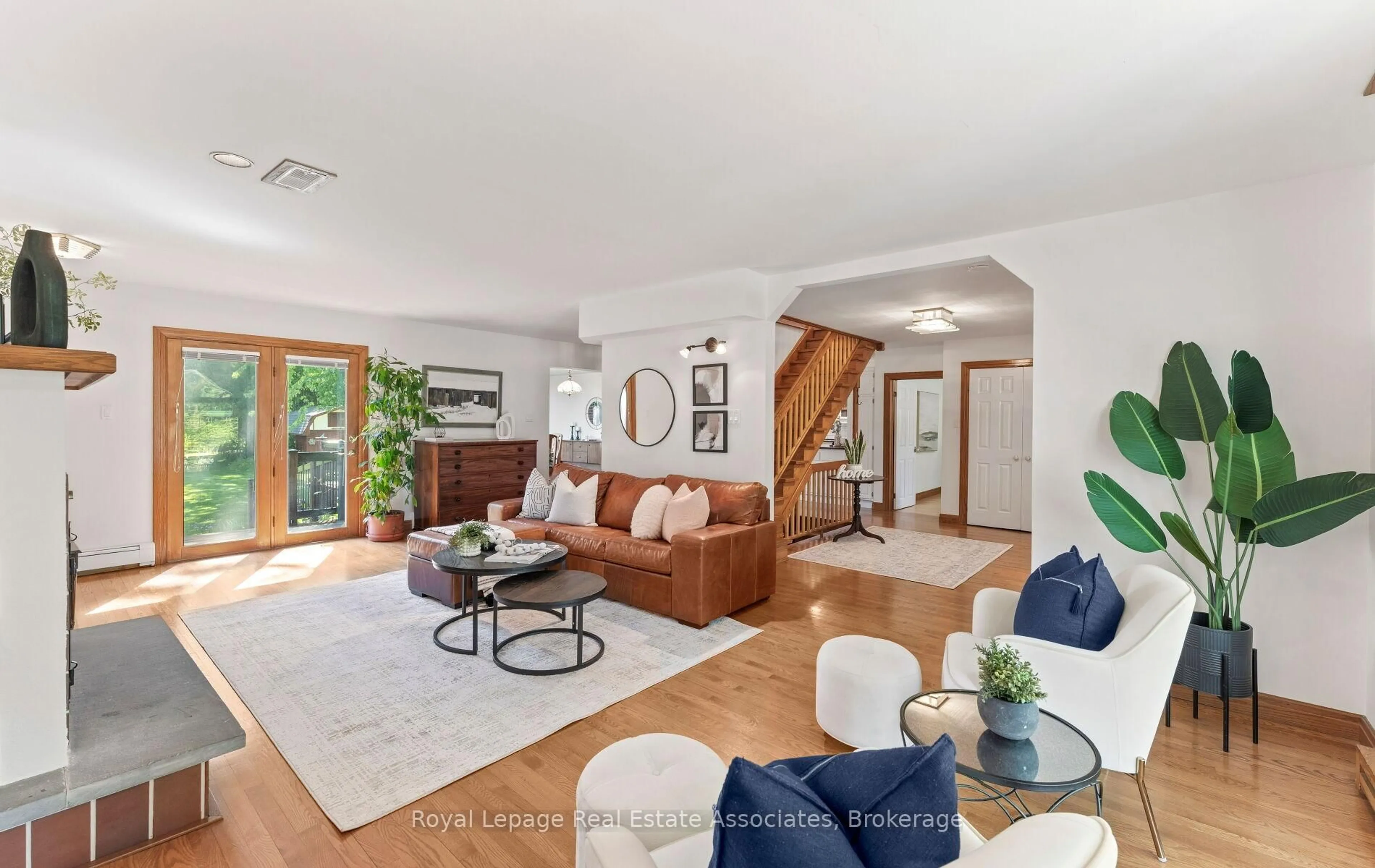 Living room with furniture, unknown for 30 Theodore Dr, Mississauga Ontario L5M 1E4