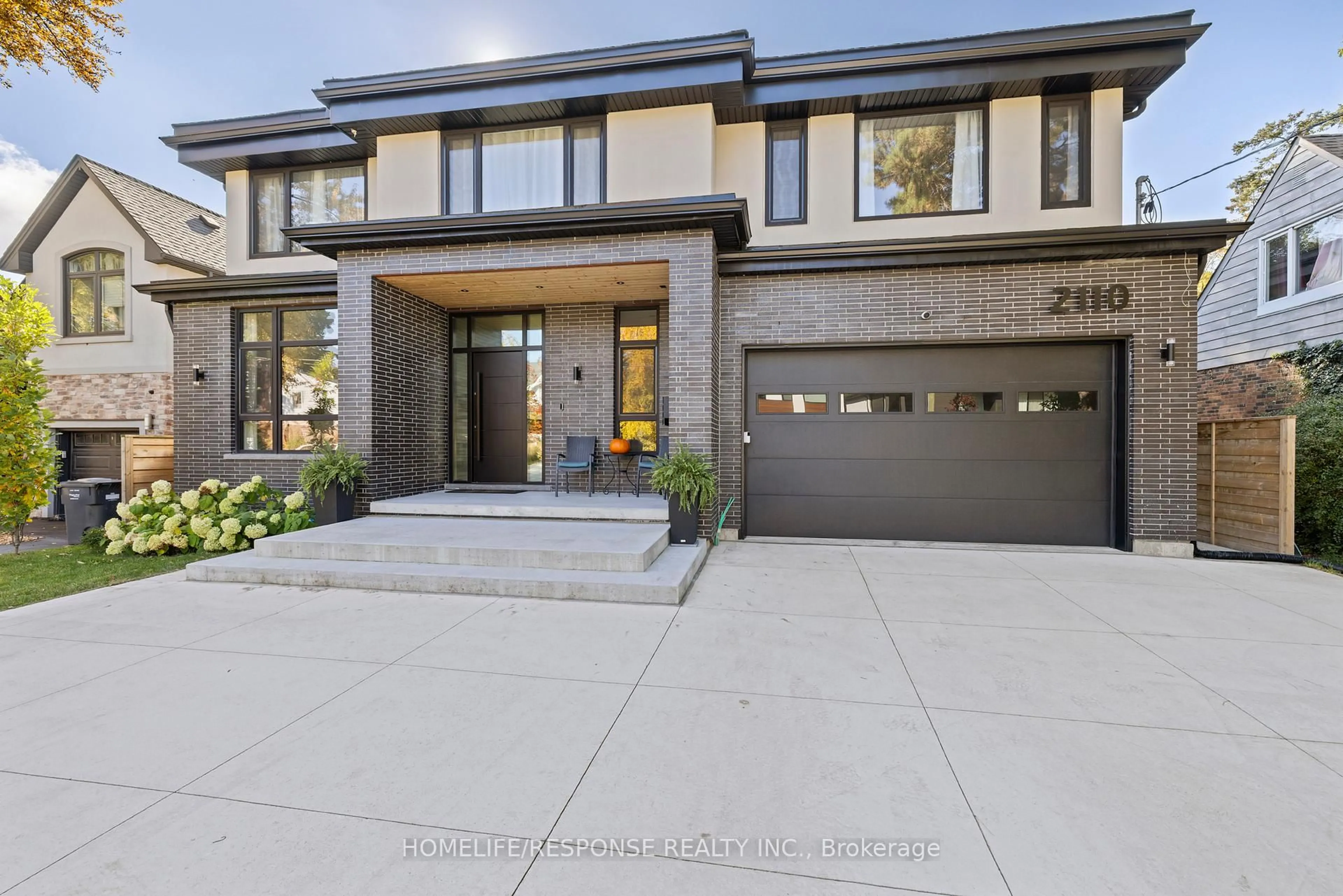 Home with brick exterior material, street for 2110 Courtland Cres, Mississauga Ontario L4Y 1V2