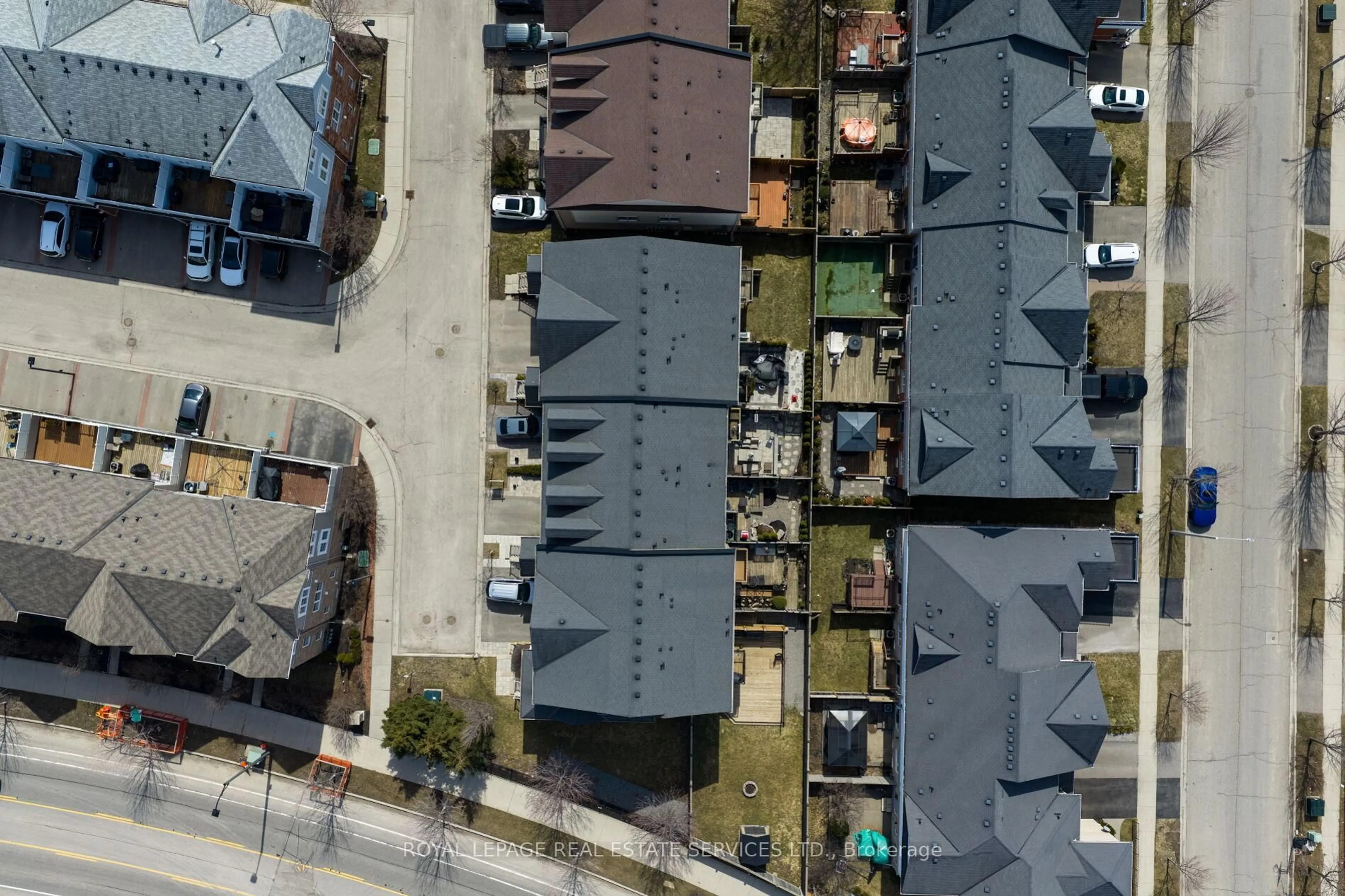 A pic from outside/outdoor area/front of a property/back of a property/a pic from drone, street for 4823 Thomas Alton Blvd #20, Burlington Ontario L7M 0V2