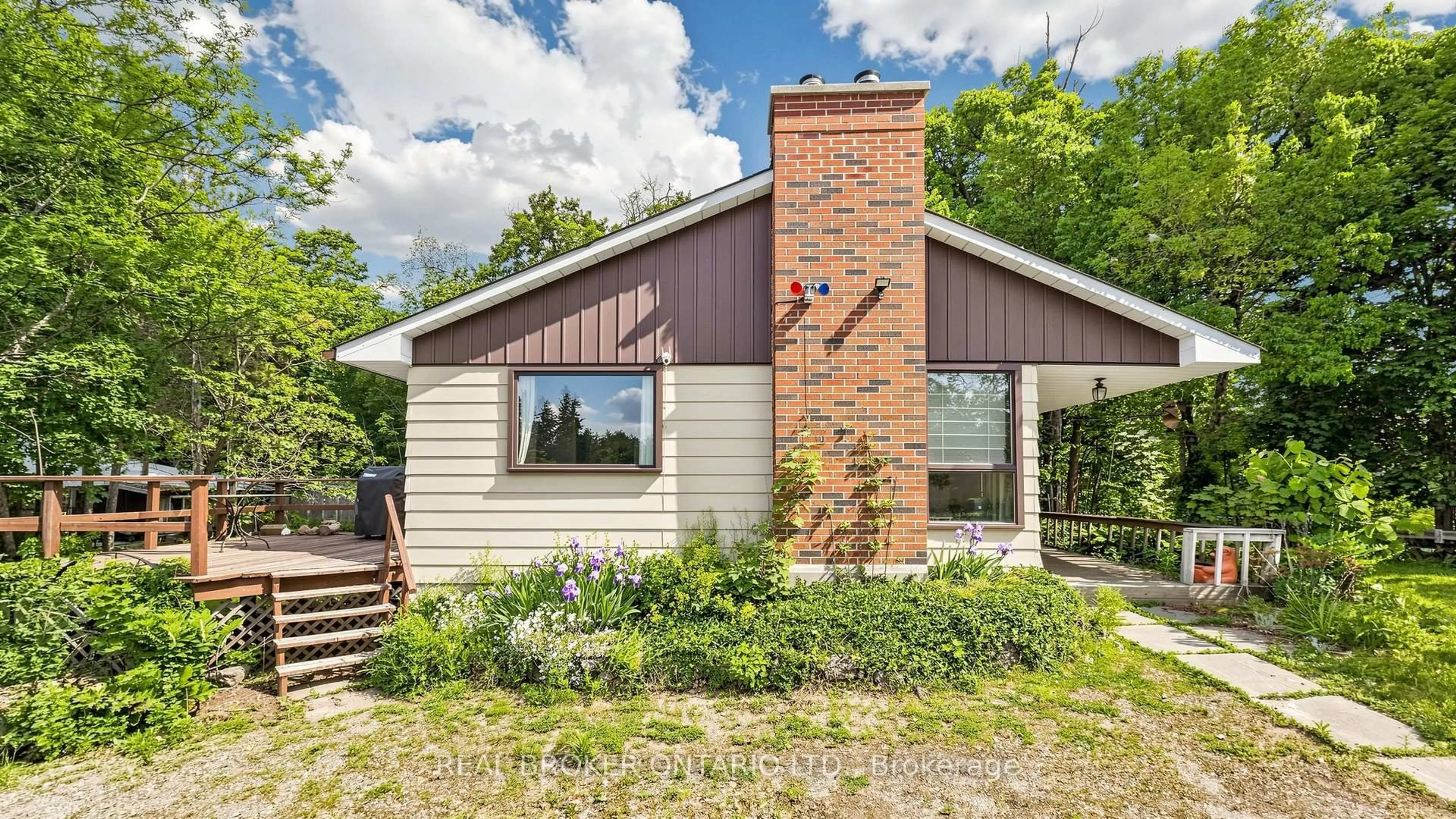 Home with brick exterior material, building for 13958 Trafalgar Rd, Halton Hills Ontario L7G 4S4