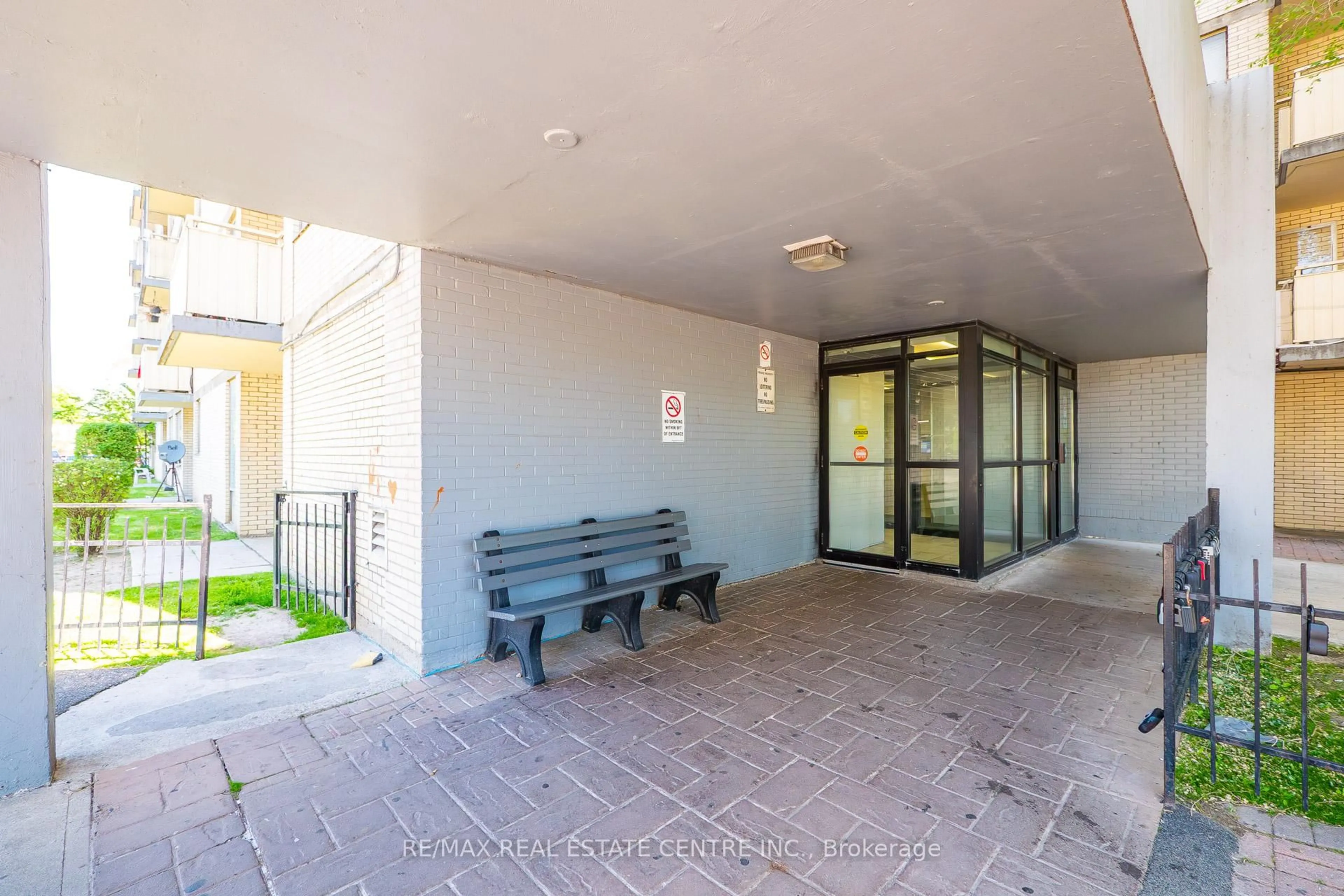 Indoor foyer for 320 Dixon Rd #1708, Toronto Ontario M9R 1S8