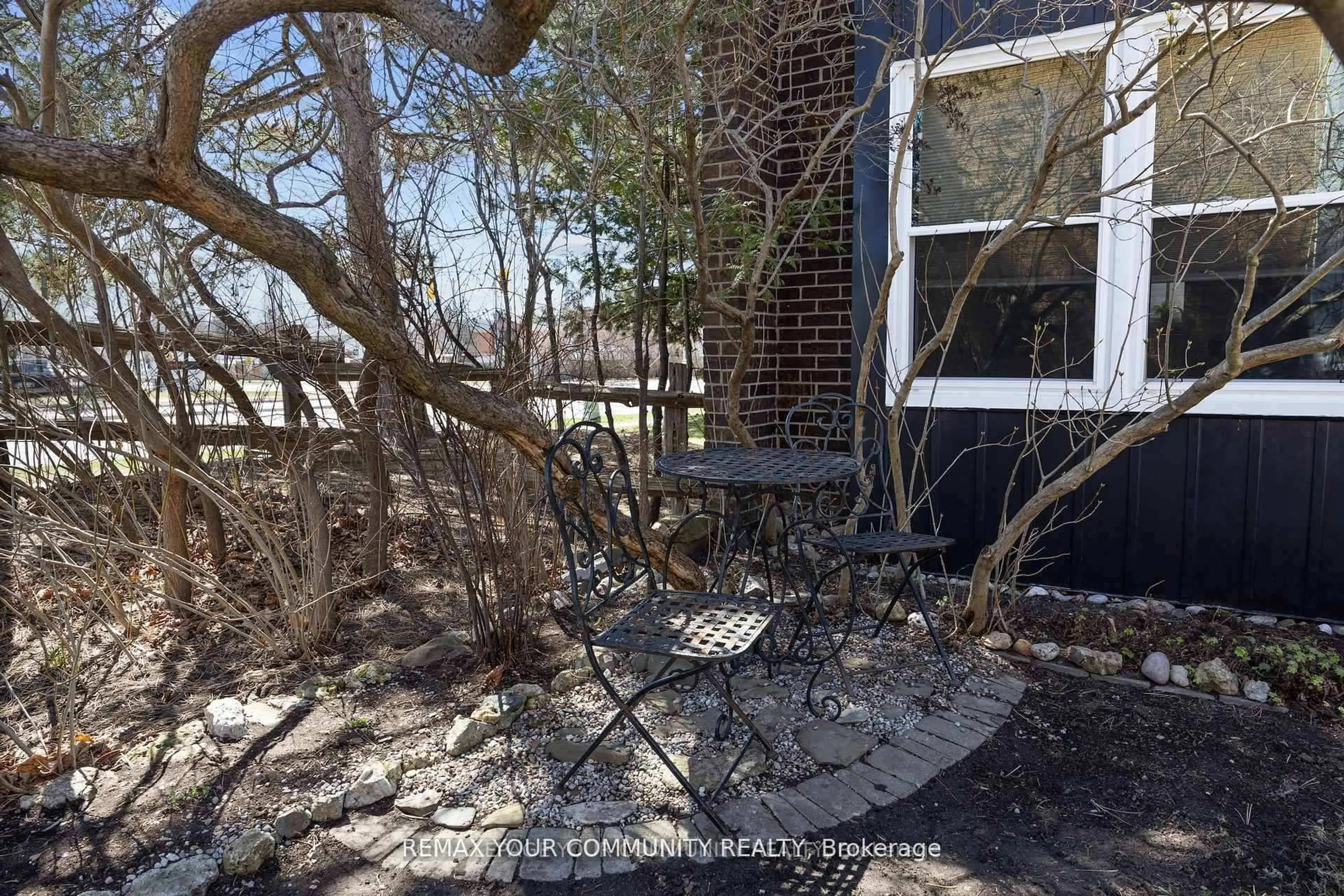 A pic from outside/outdoor area/front of a property/back of a property/a pic from drone, street for 1020 CENTRAL PARK Dr #39, Brampton Ontario L6S 3J5