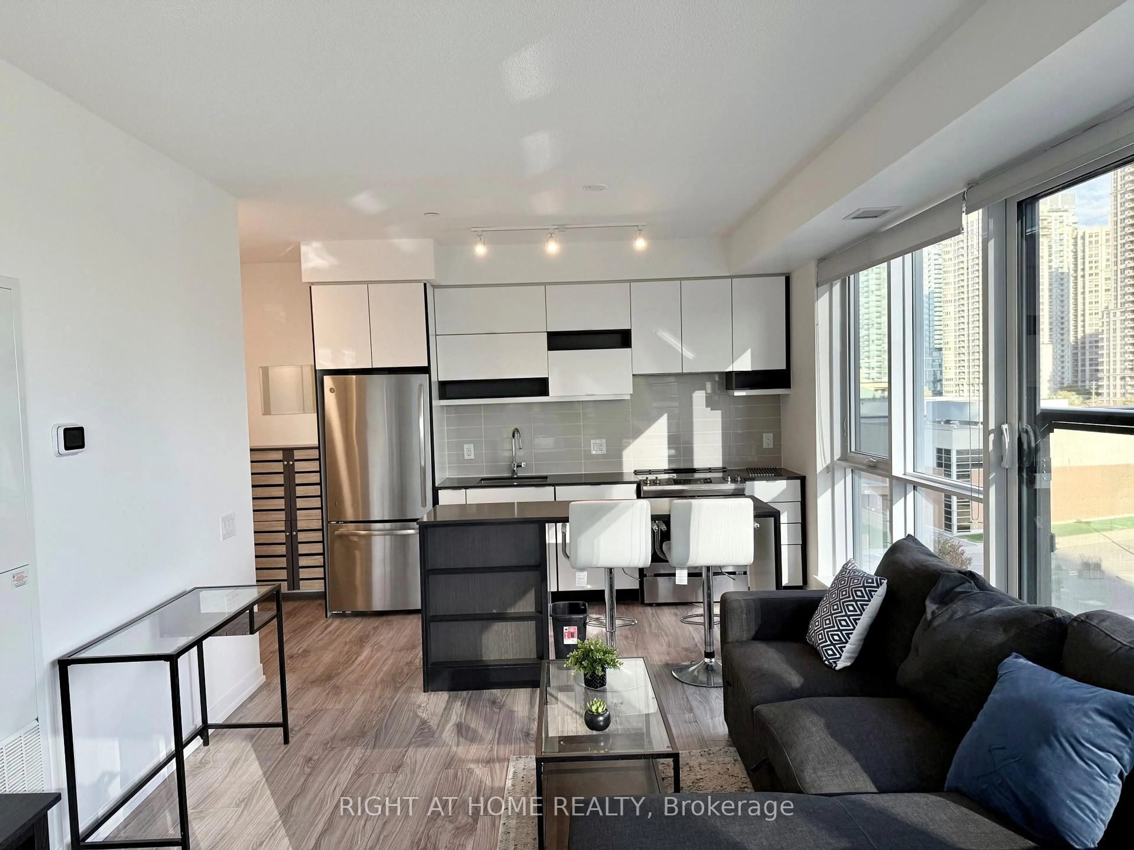 Open concept kitchen, unknown for 4065 Confederation Pkwy Pkwy #606, Mississauga Ontario L5B 0L4