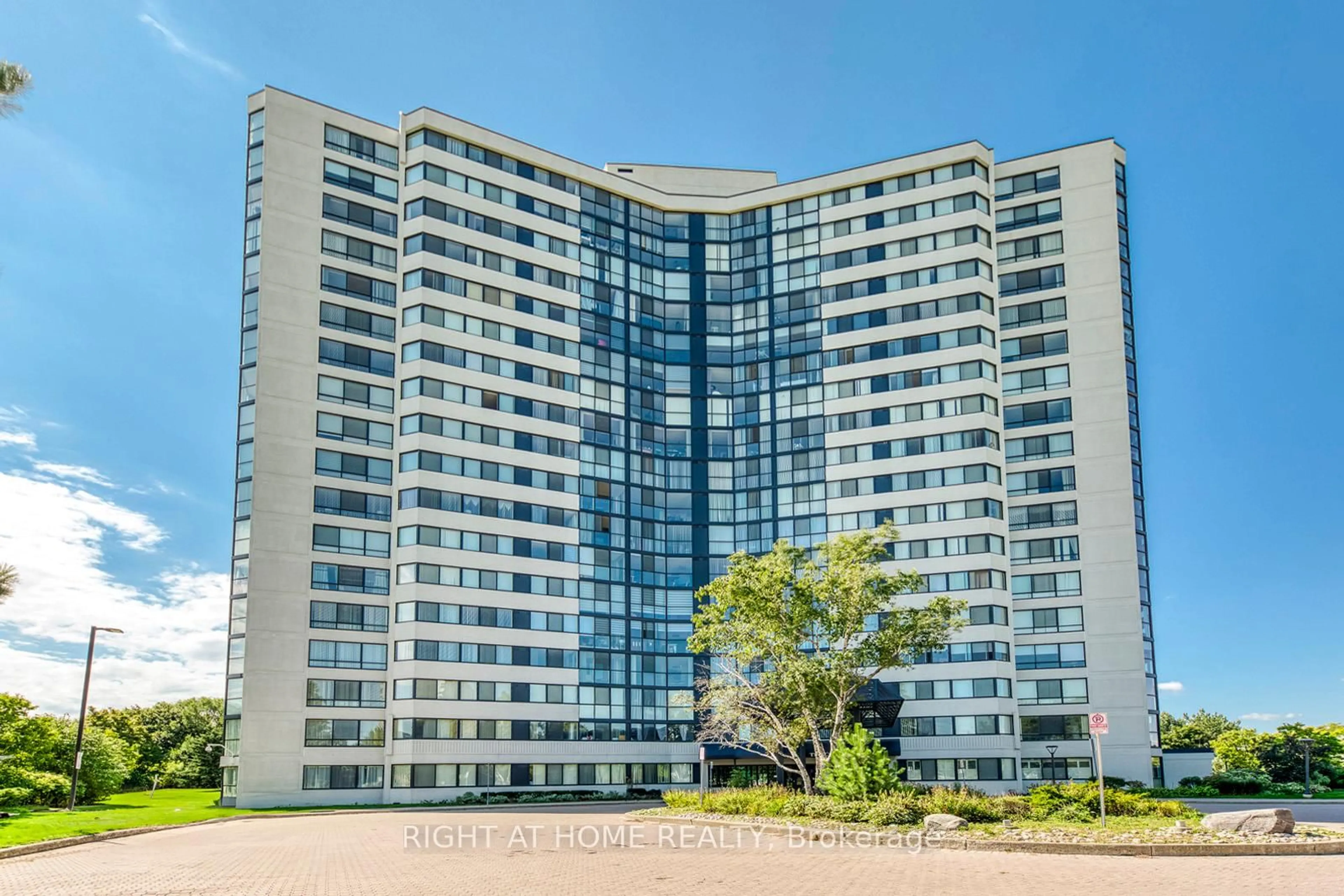 Indoor foyer for 1360 Rathburn Rd #1603, Mississauga Ontario L4W 4H4