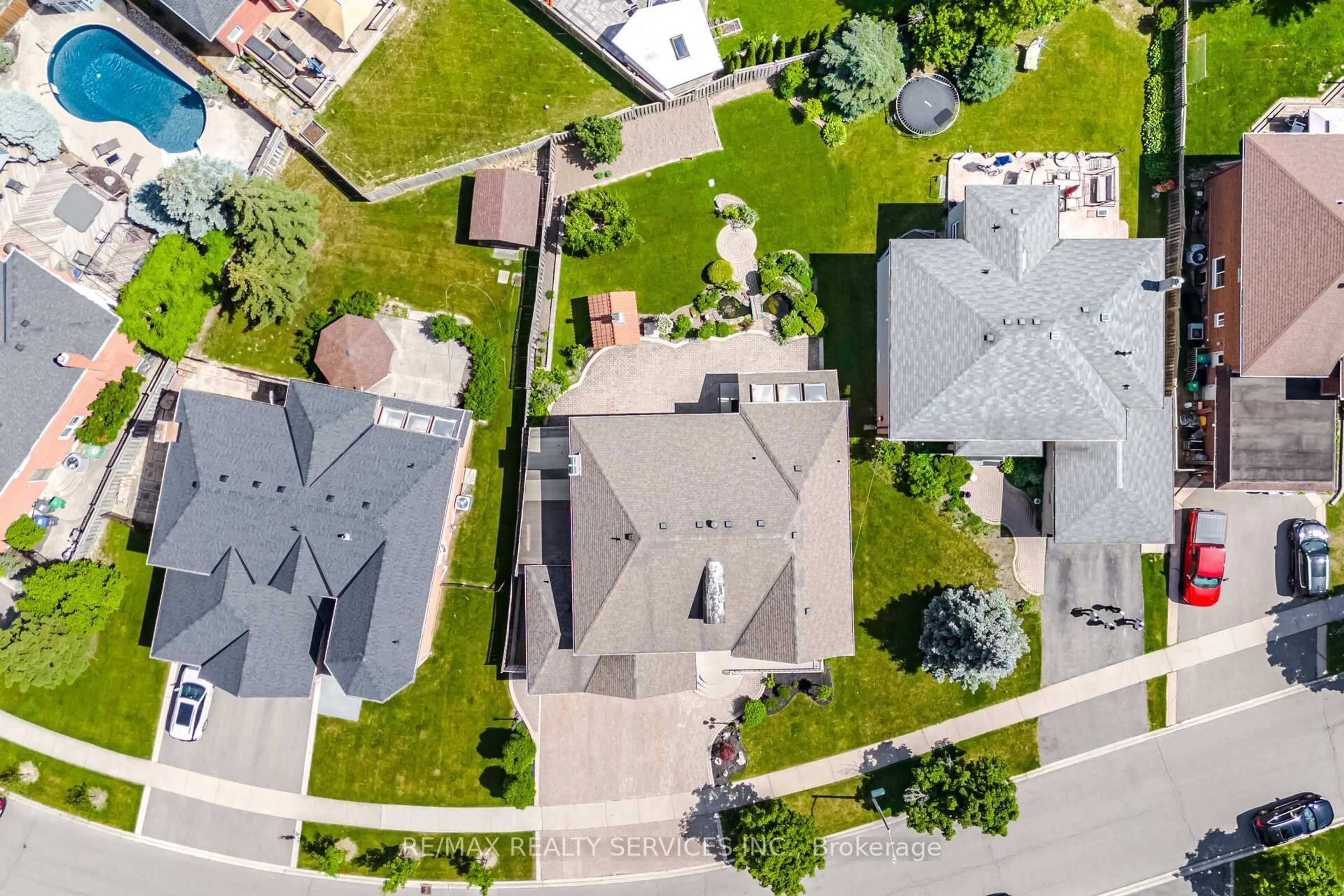 A pic from outside/outdoor area/front of a property/back of a property/a pic from drone, street for 36 Shadywood Rd, Brampton Ontario L6Z 4M1