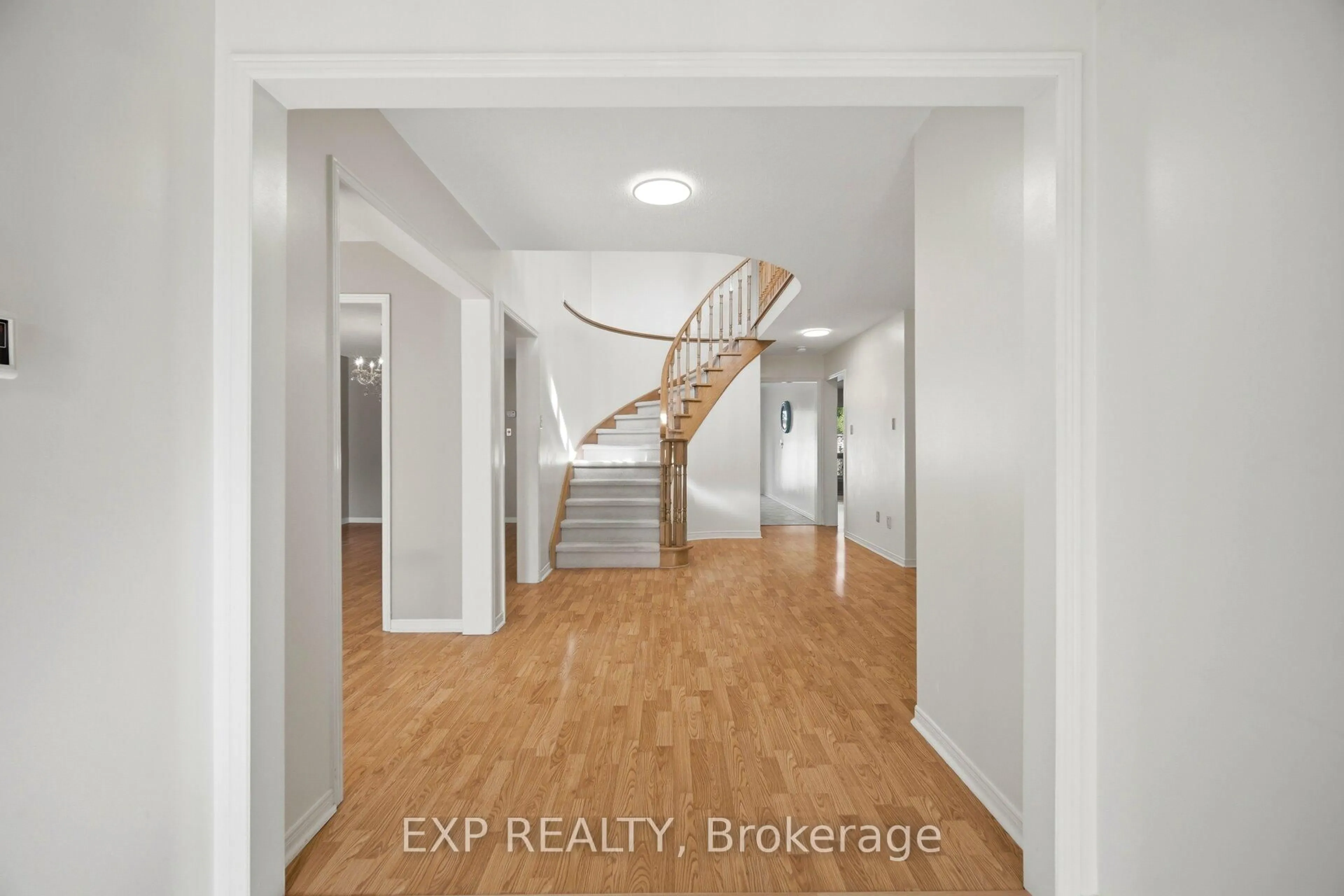 Indoor entryway for 1938 Kempton Park Dr, Mississauga Ontario L5M 2Z6