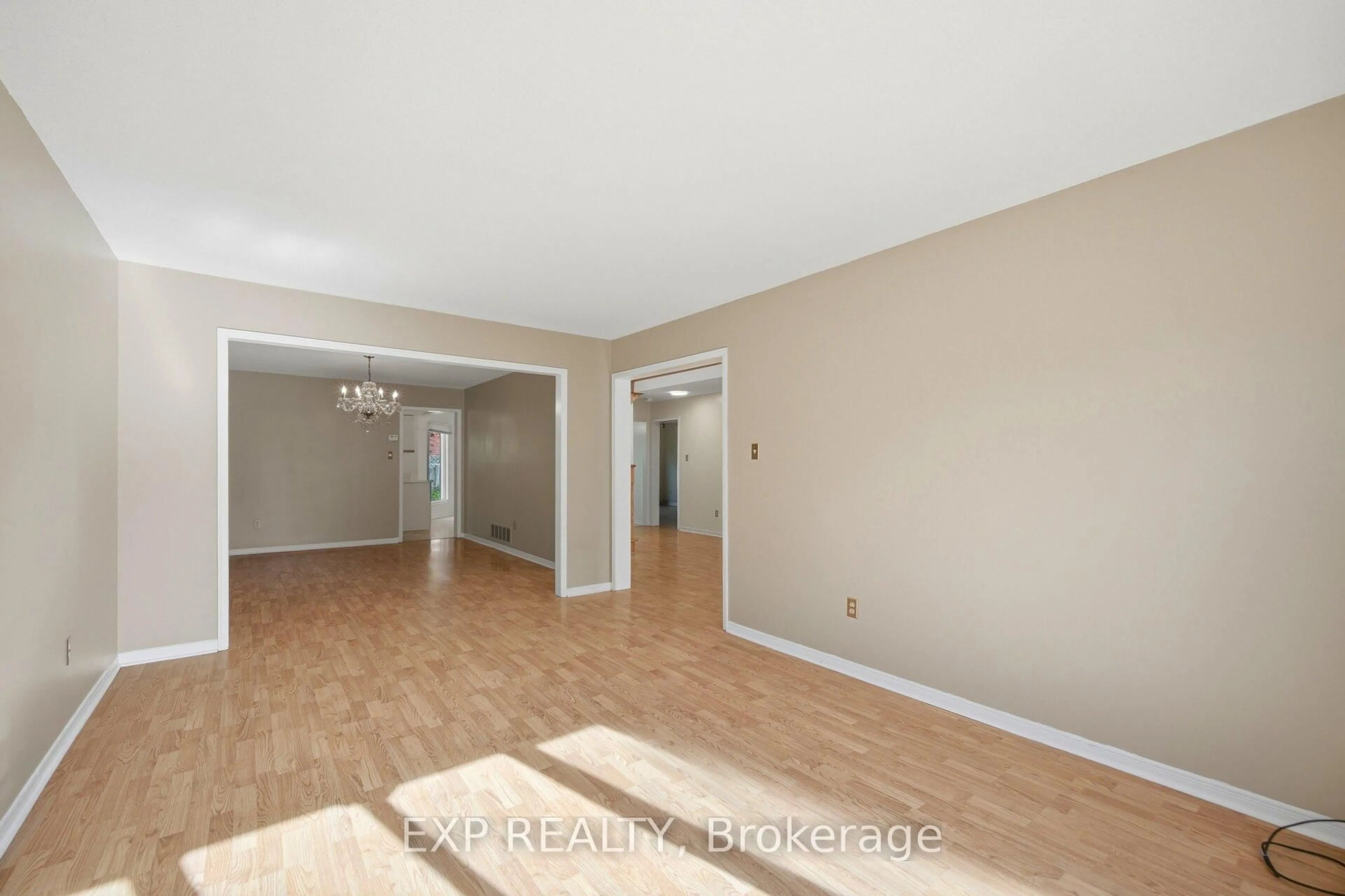 A pic of a room for 1938 Kempton Park Dr, Mississauga Ontario L5M 2Z6