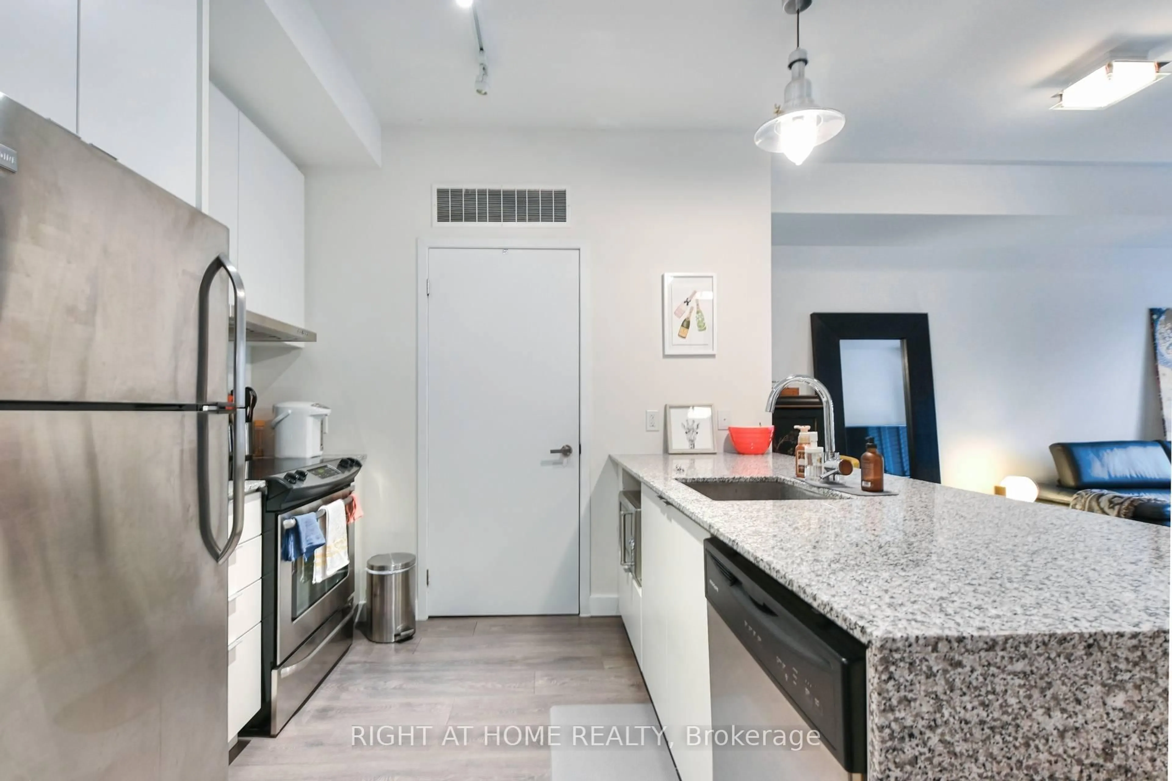 Standard kitchen, unknown for 5035 Harvard Rd #101, Mississauga Ontario L5M 0W7