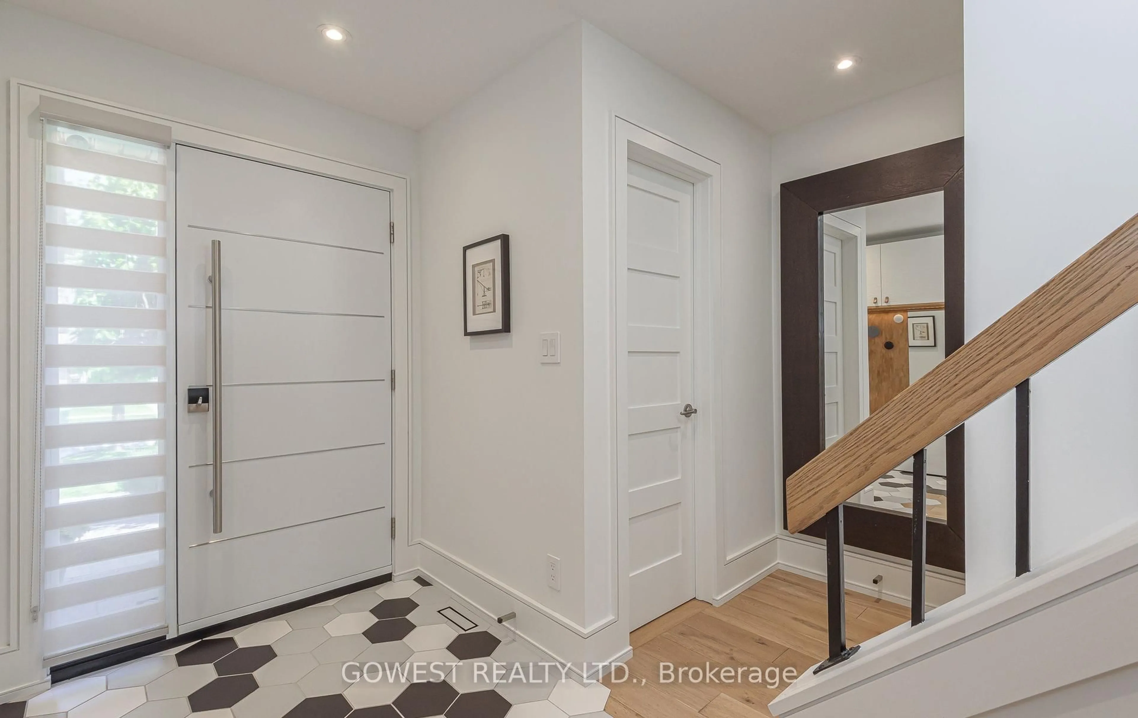 Indoor entryway for 4098 Jefton Cres, Mississauga Ontario L5L 1Z3