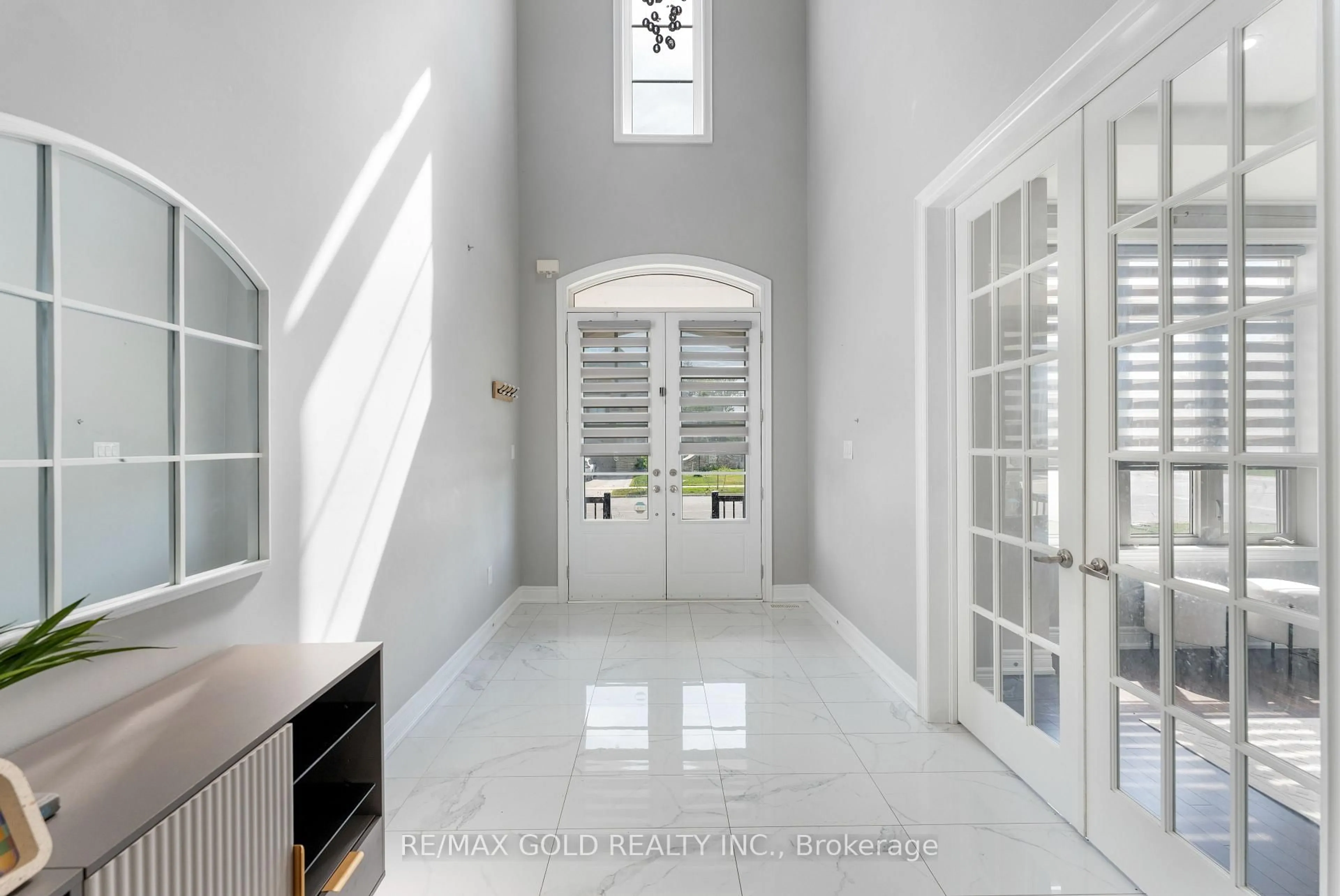 Indoor entryway for 97 Gordon Randle Dr, Brampton Ontario L6P 4H6