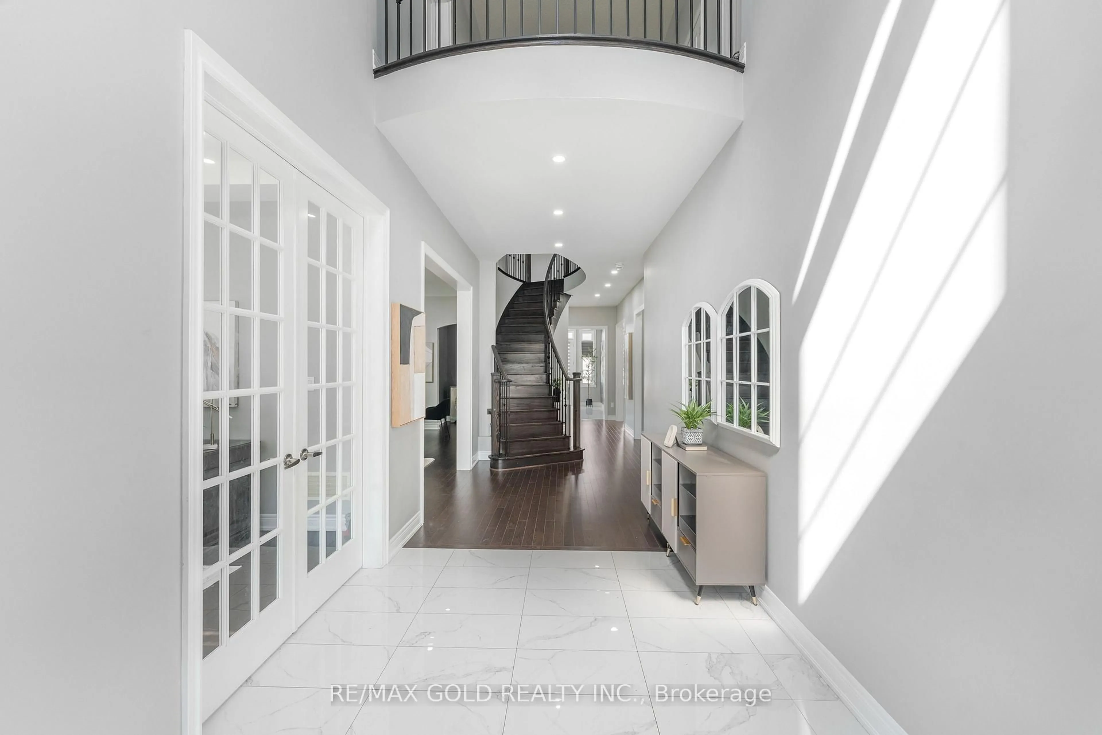 Indoor foyer for 97 Gordon Randle Dr, Brampton Ontario L6P 4H6