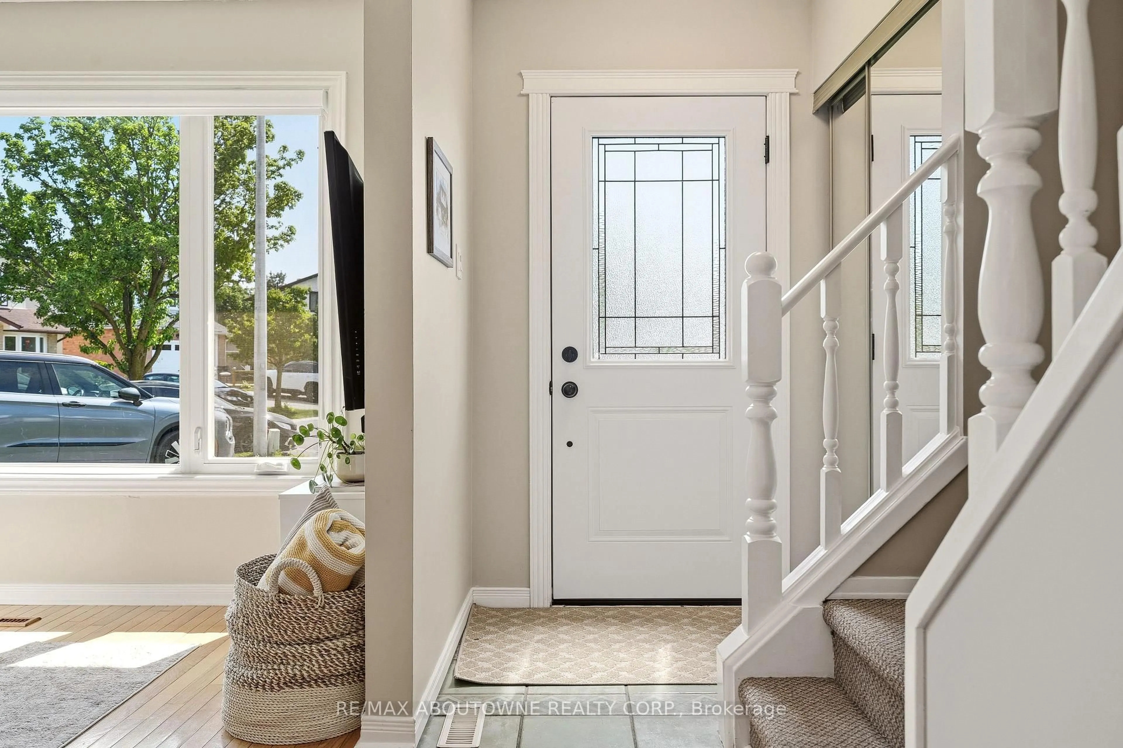 Indoor entryway for 3054 Flanagan Crt, Burlington Ontario L7M 2L9