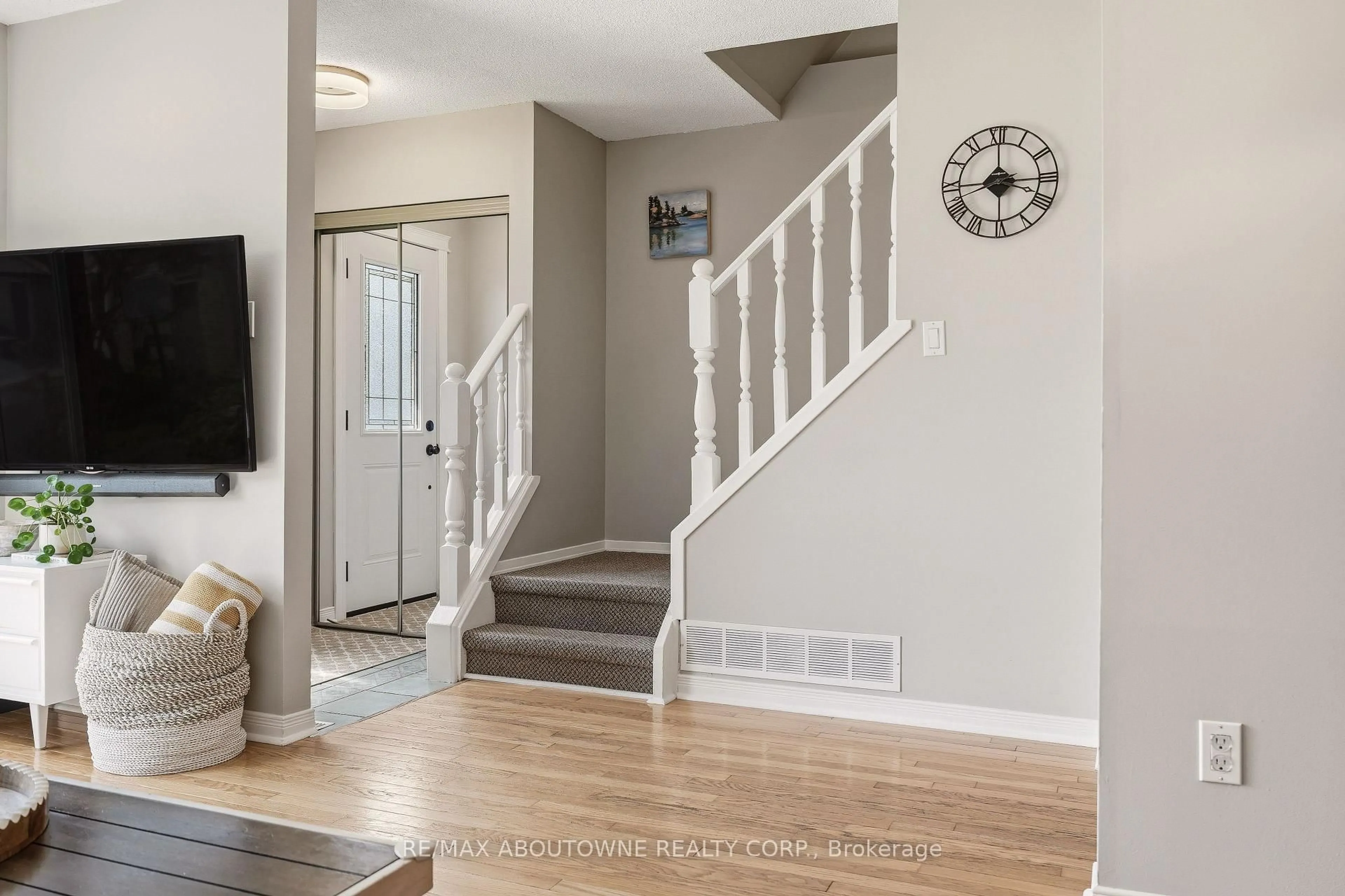 Indoor entryway for 3054 Flanagan Crt, Burlington Ontario L7M 2L9