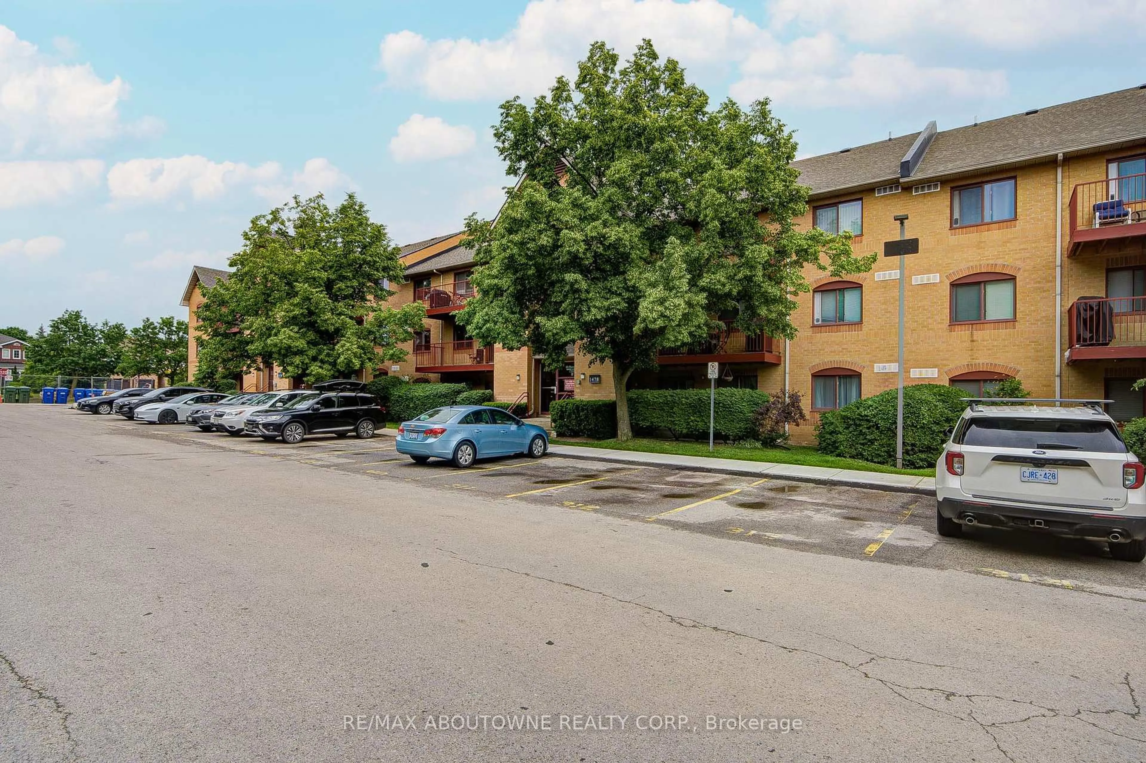 A pic from outside/outdoor area/front of a property/back of a property/a pic from drone, street for 1476 Pilgrims Way #1832, Oakville Ontario L6M 3G7