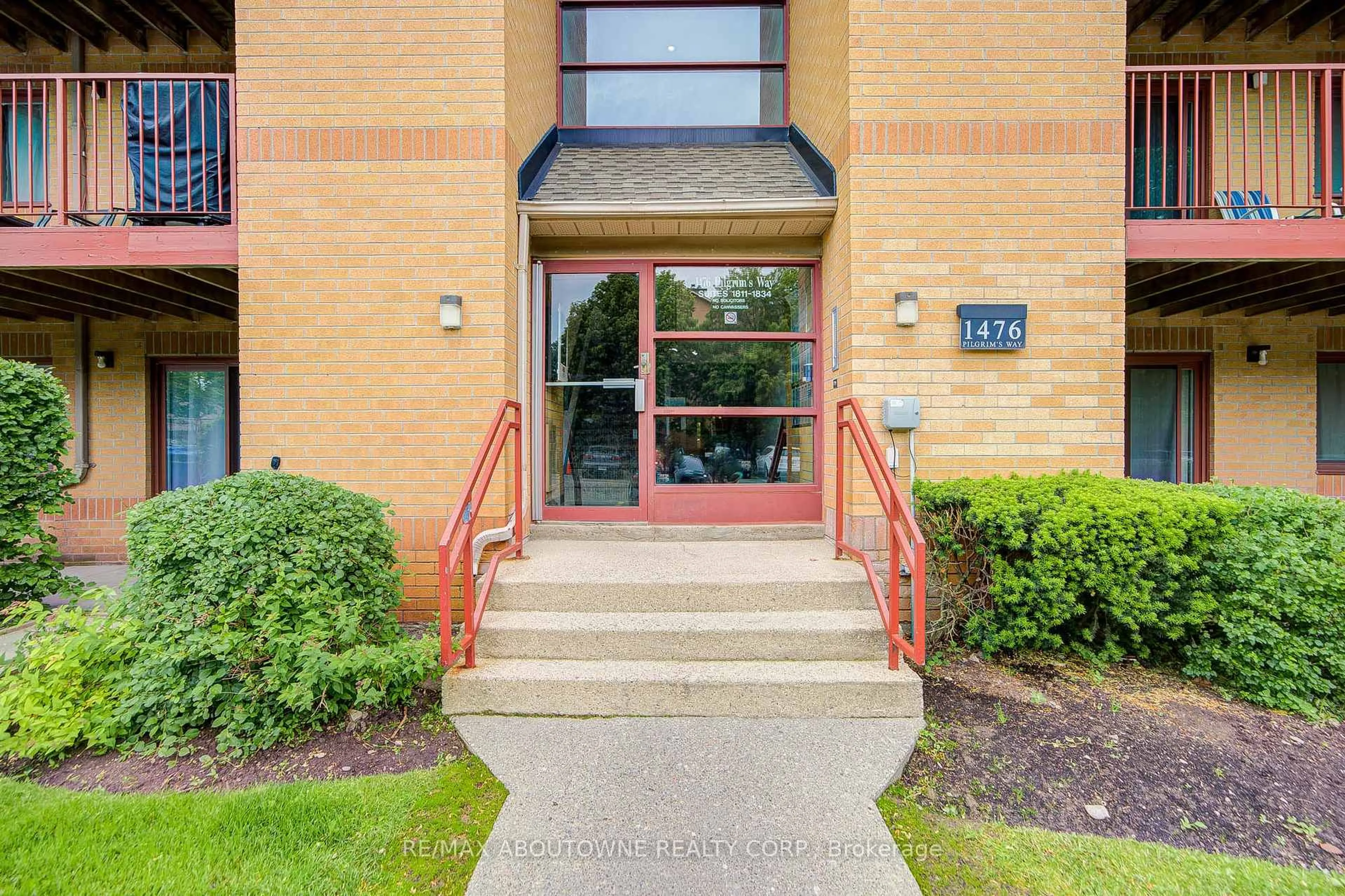 Indoor foyer for 1476 Pilgrims Way #1832, Oakville Ontario L6M 3G7