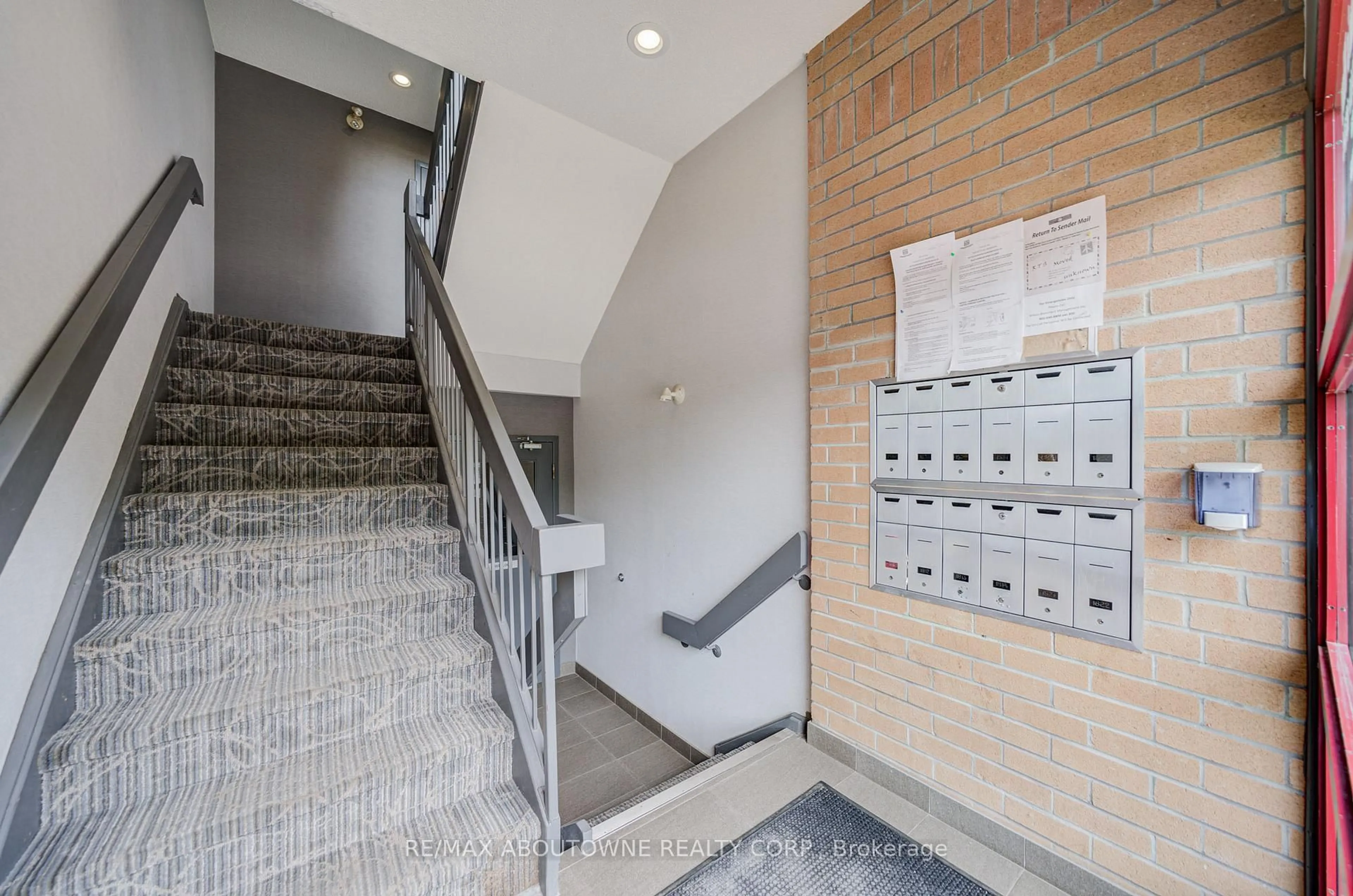 Indoor foyer for 1476 Pilgrims Way #1832, Oakville Ontario L6M 3G7