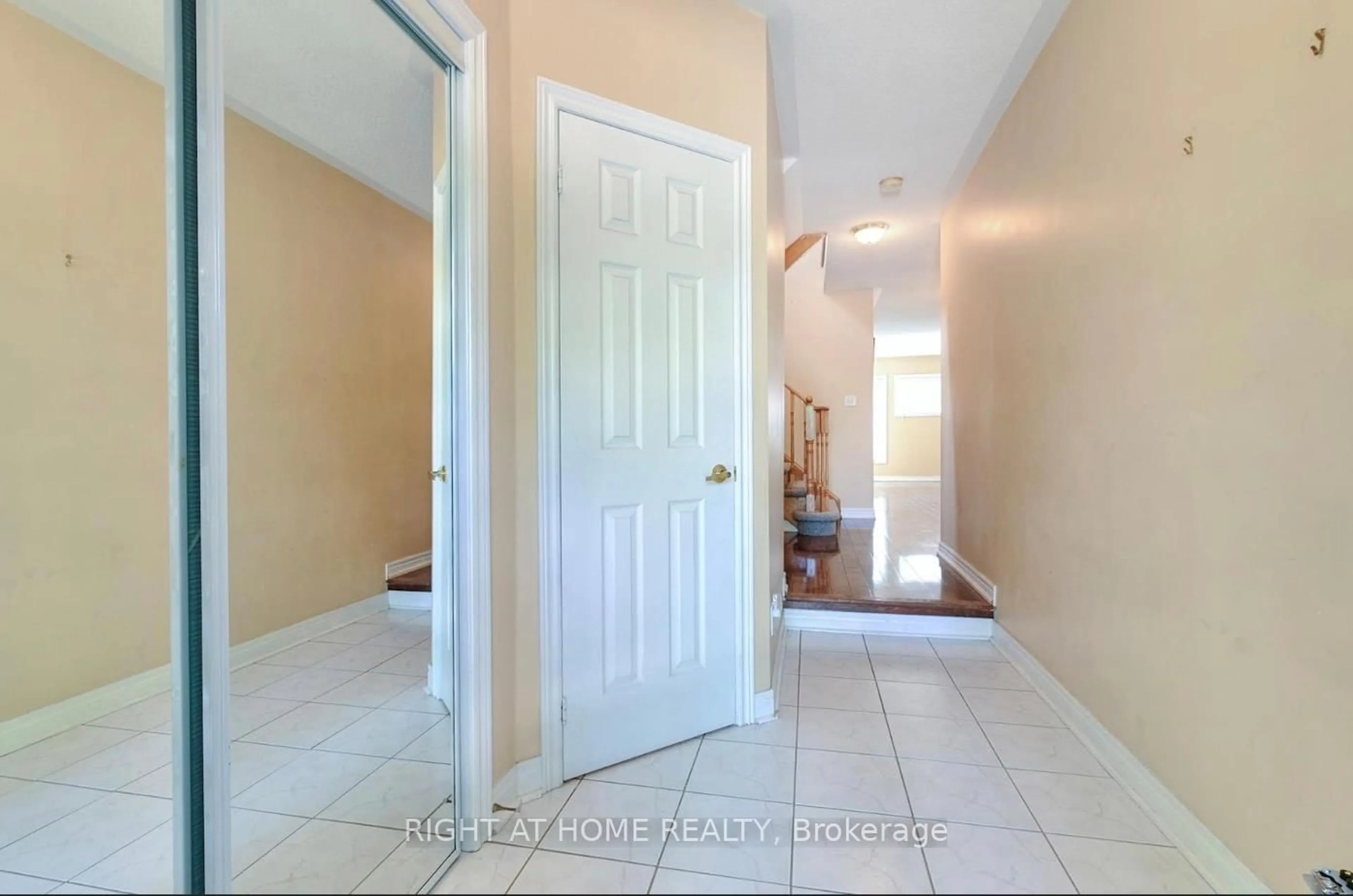 Indoor entryway for 14 Weatherell Dr, Brampton Ontario L7A 1Y7