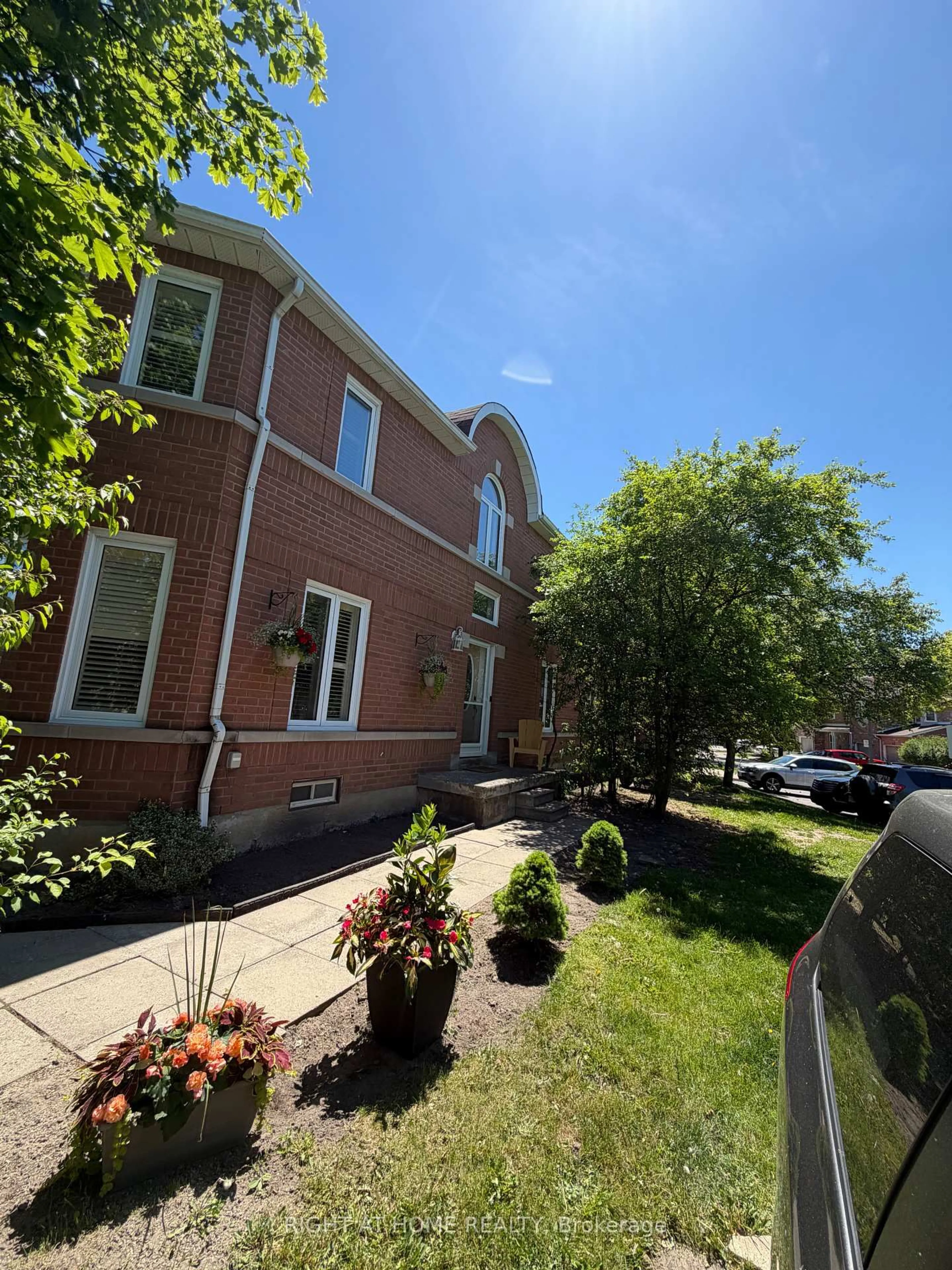 Home with brick exterior material, street for 6050 Bidwell Tr #59, Mississauga Ontario L5V 1V6
