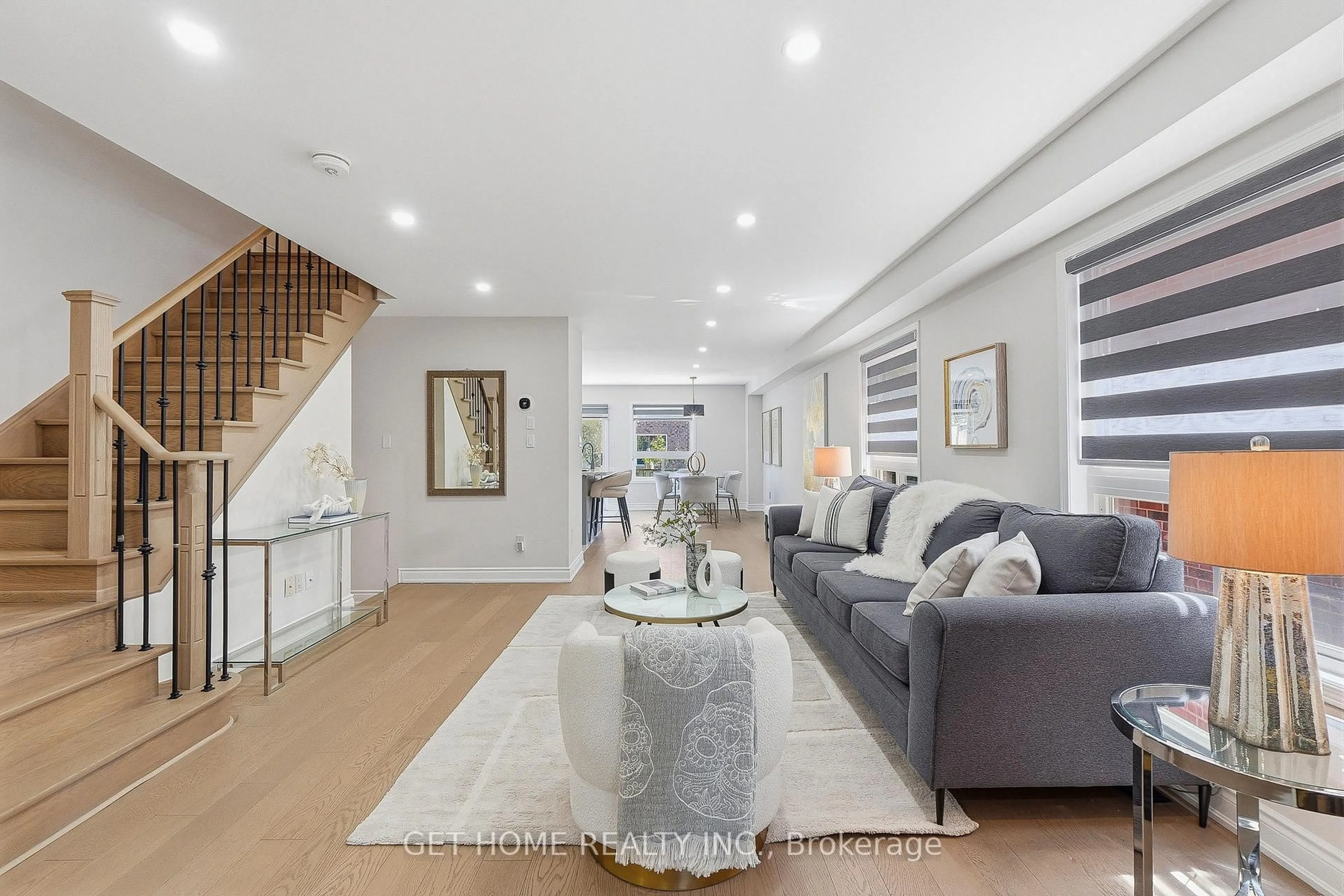 Living room with furniture, unknown for 3232 Raindance Cres, Mississauga Ontario L5N 8L6