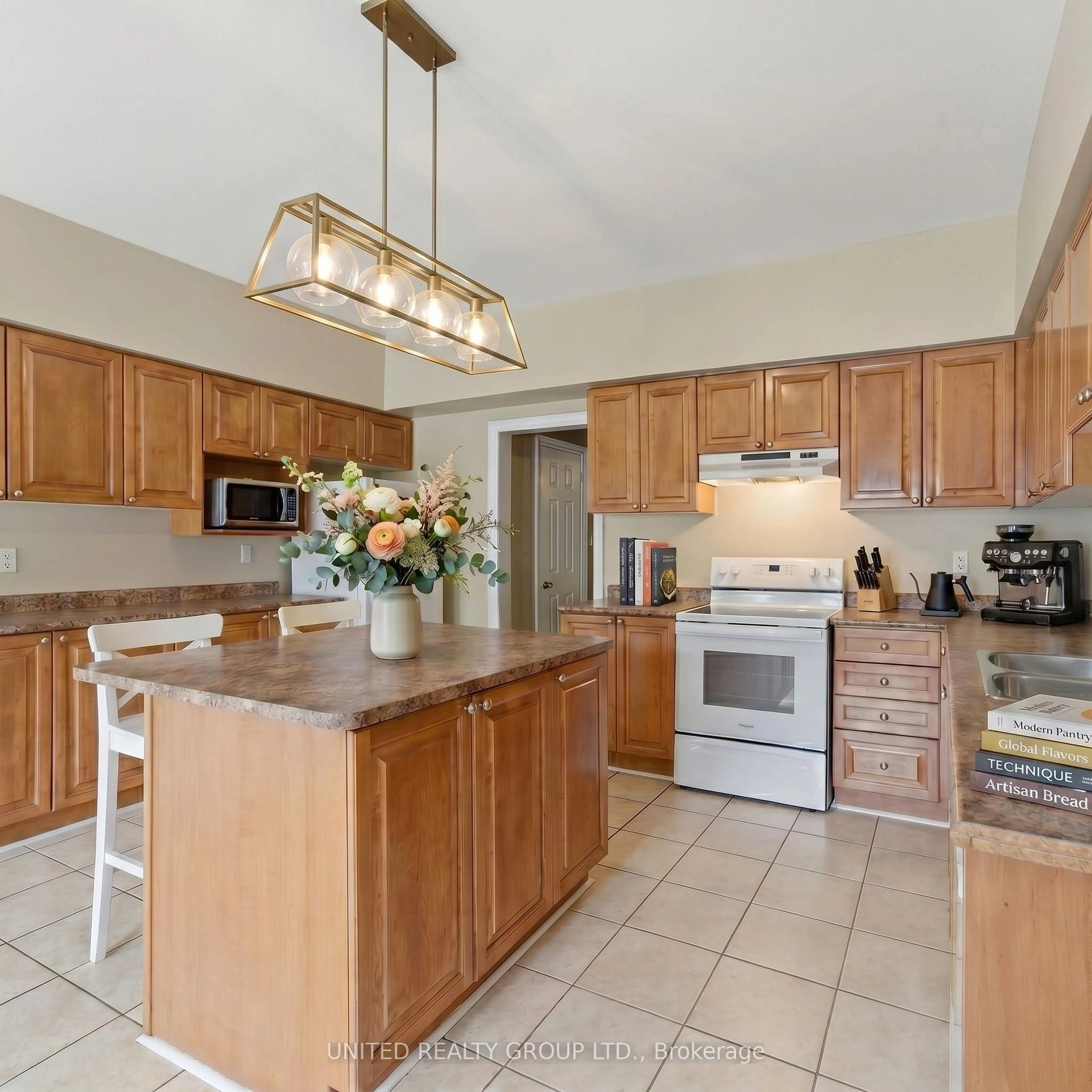Open concept kitchen, ceramic/tile floor for 14 Braga Gdns, Toronto Ontario M6N 5E3