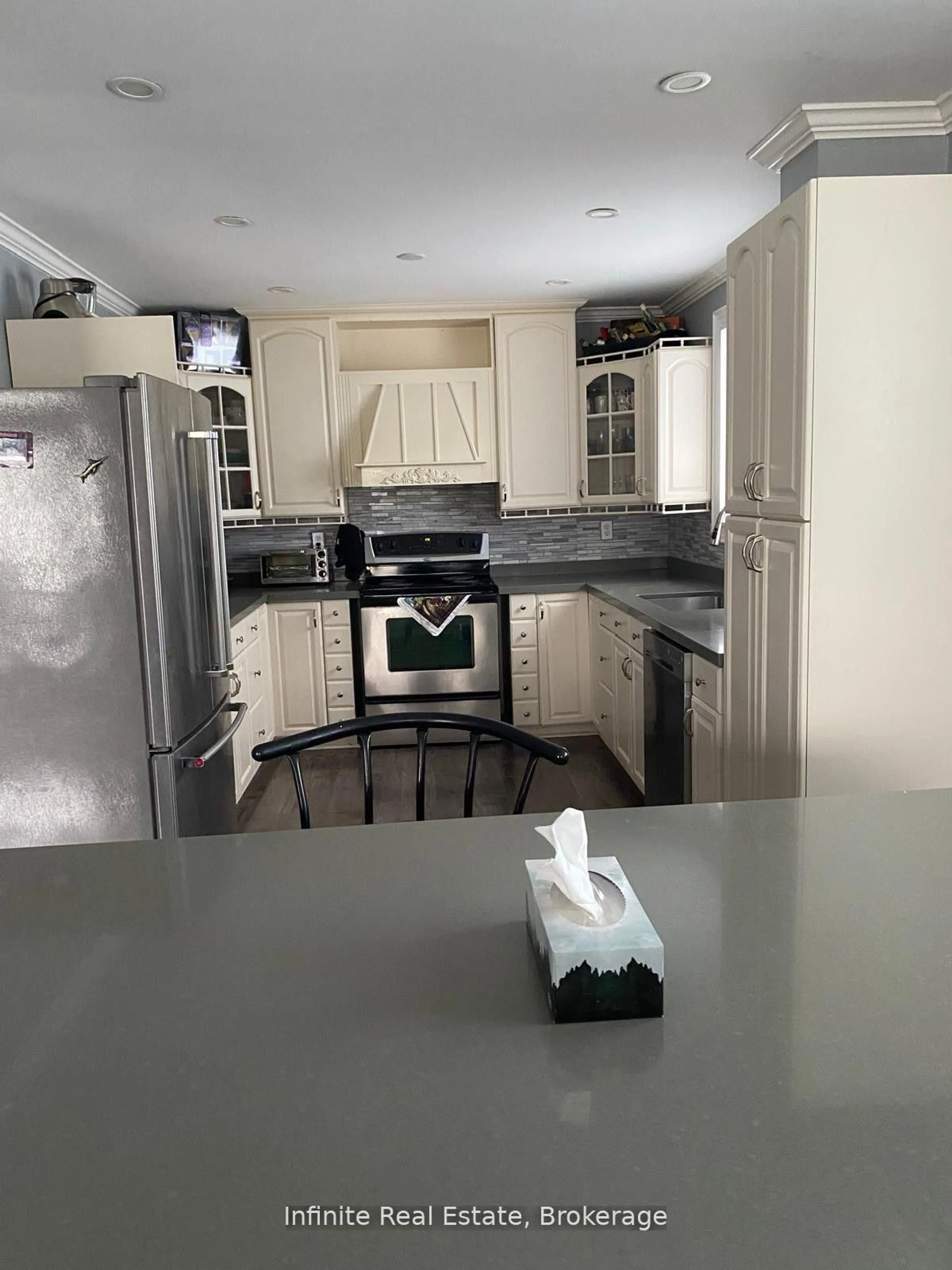 Standard kitchen, unknown for 122 Parkview Dr, Orangeville Ontario L9W 3J3