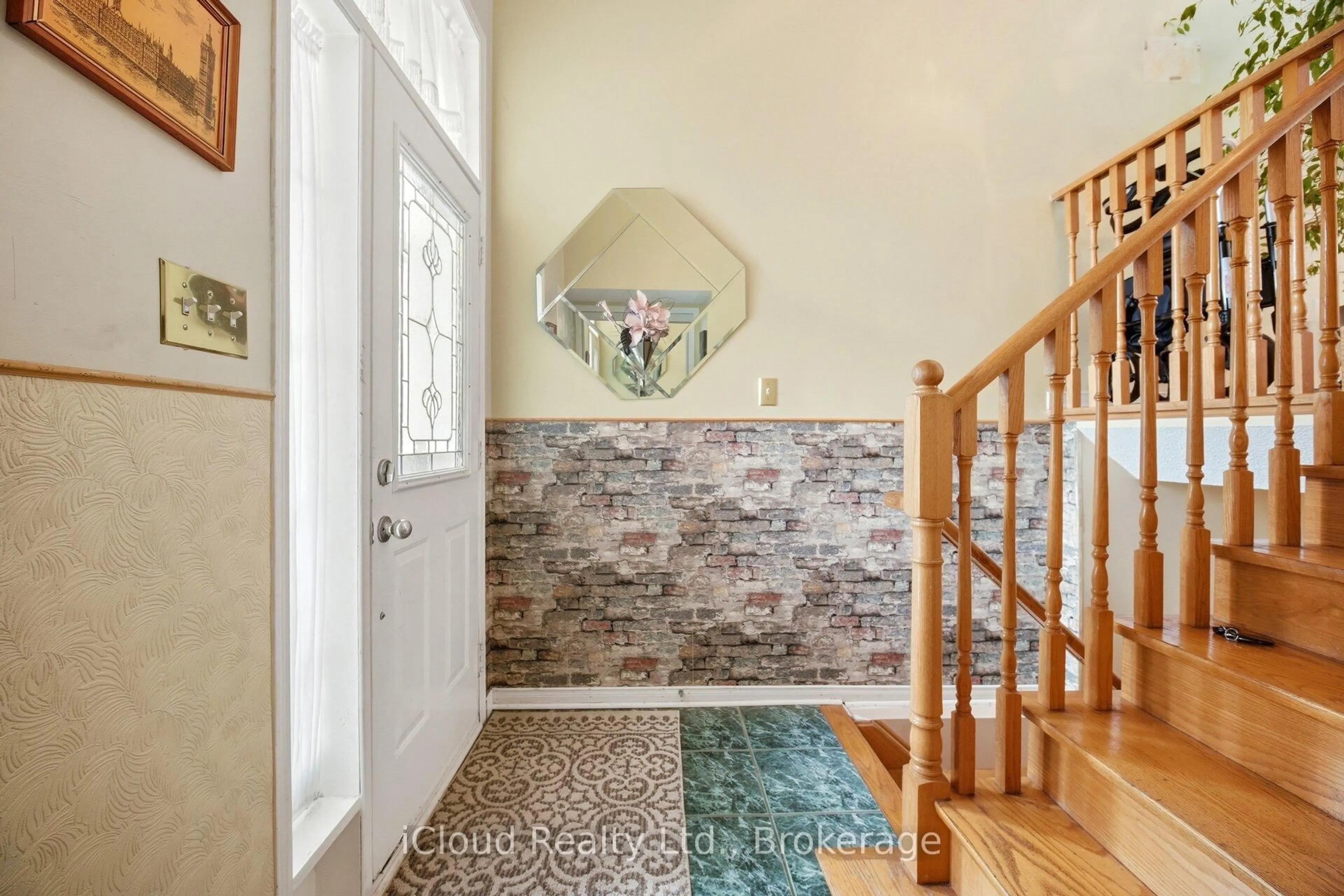 Indoor entryway for 6332 Glen Meadows Rd, Mississauga Ontario L5N 7W3