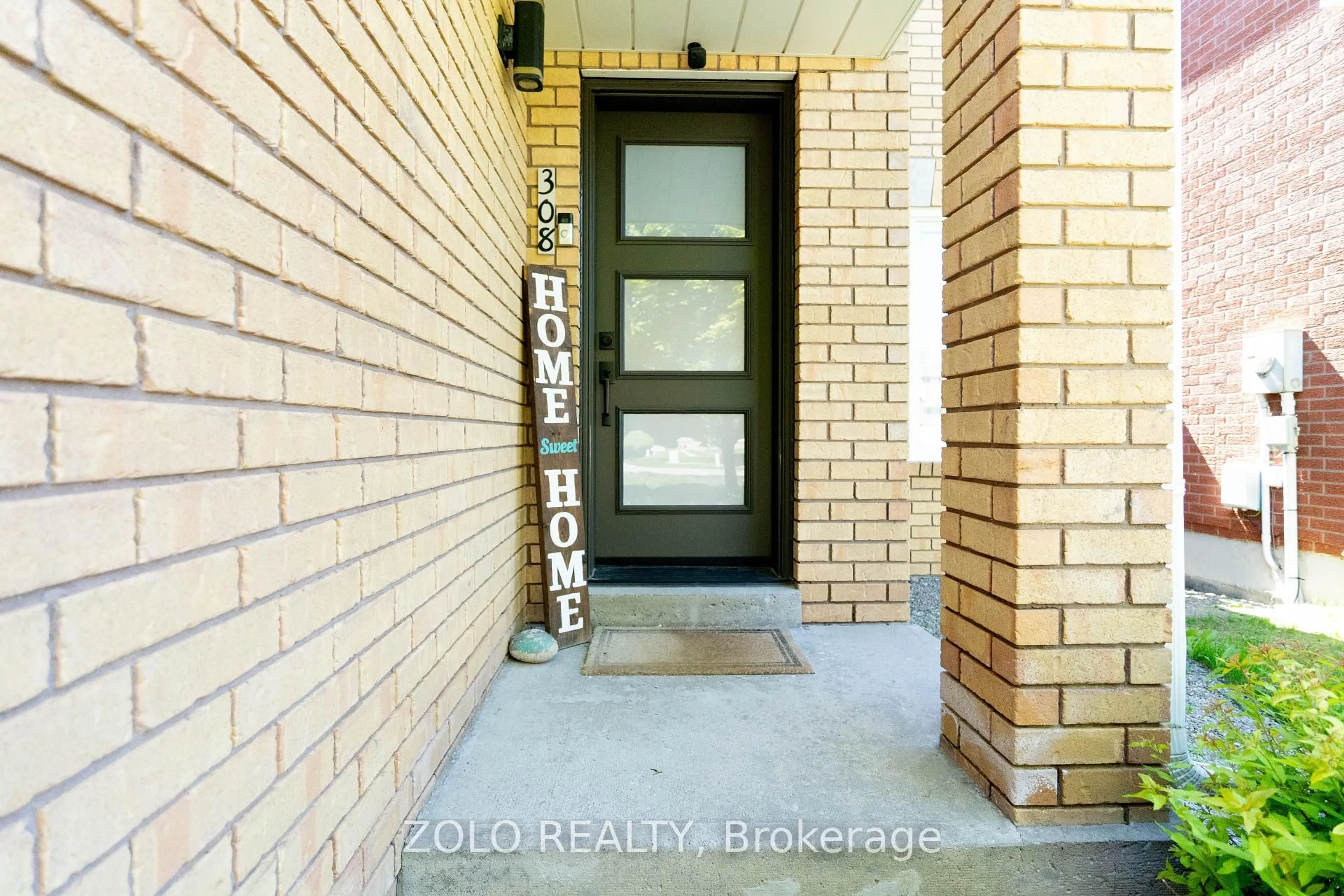 Indoor entryway for 308 Howard Cres, Orangeville Ontario L9W 4Y3