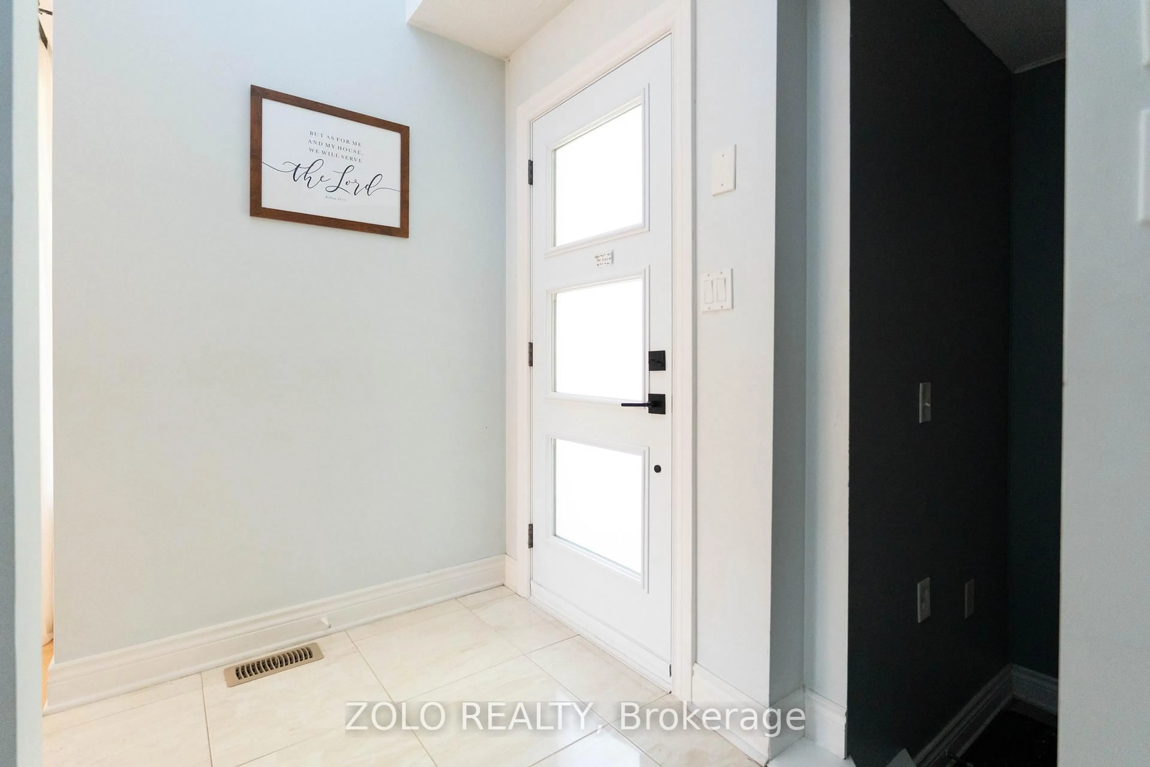 Indoor entryway for 308 Howard Cres, Orangeville Ontario L9W 4Y3