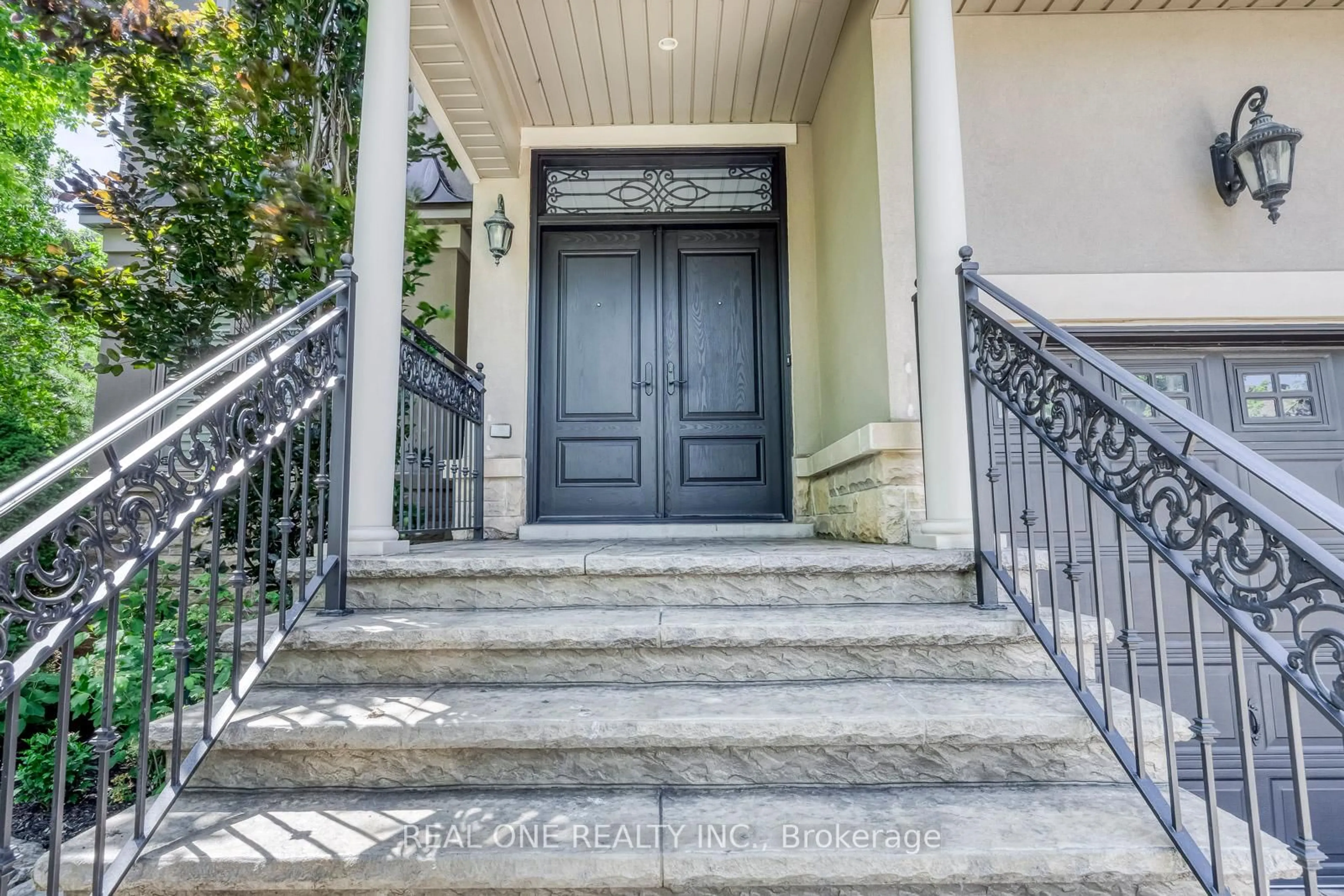 Indoor entryway for 1517 Craigleith Rd, Oakville Ontario L6H 7W3