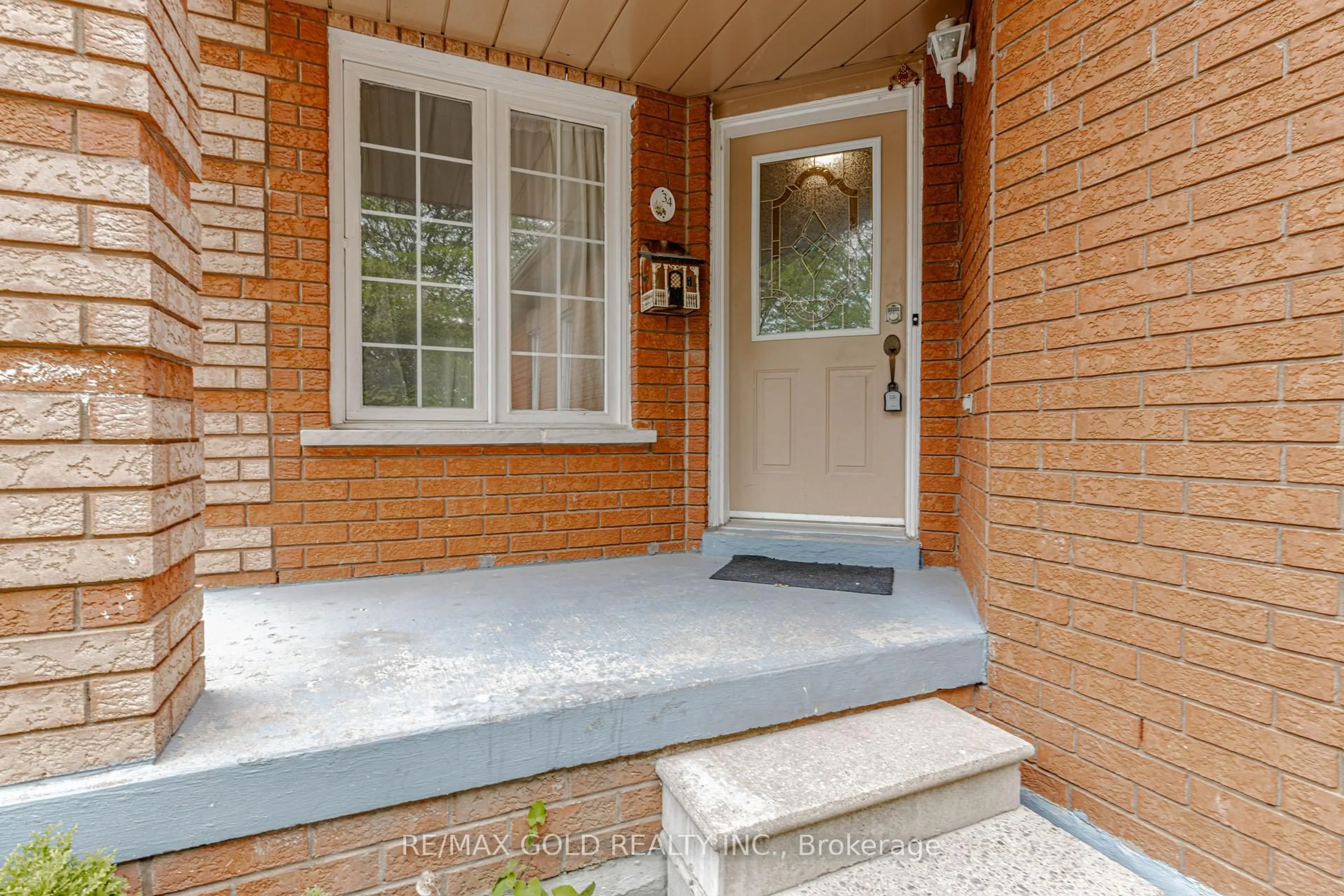 Indoor entryway for 34 White Tail Cres, Brampton Ontario L6Y 5C2