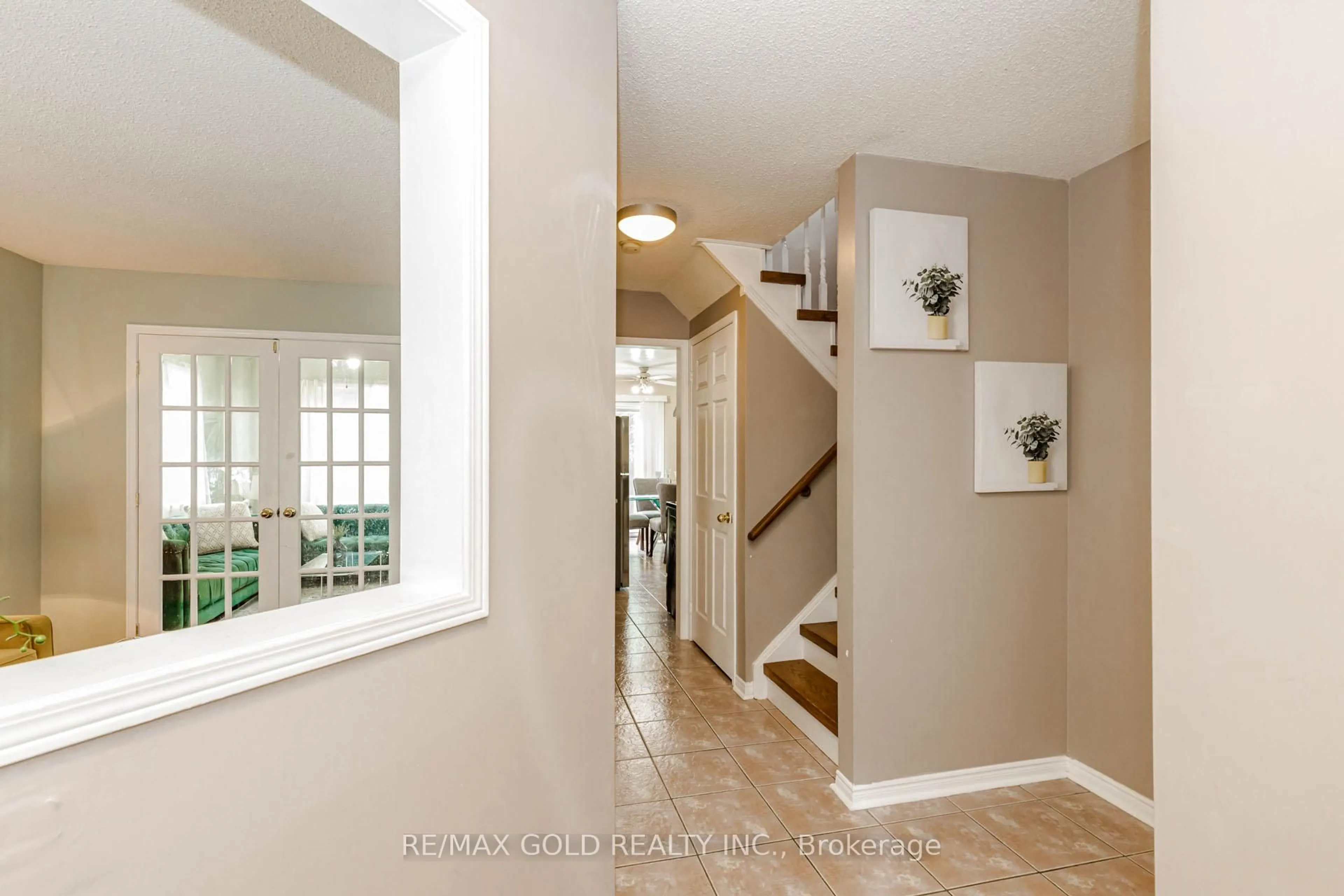 Indoor entryway for 34 White Tail Cres, Brampton Ontario L6Y 5C2