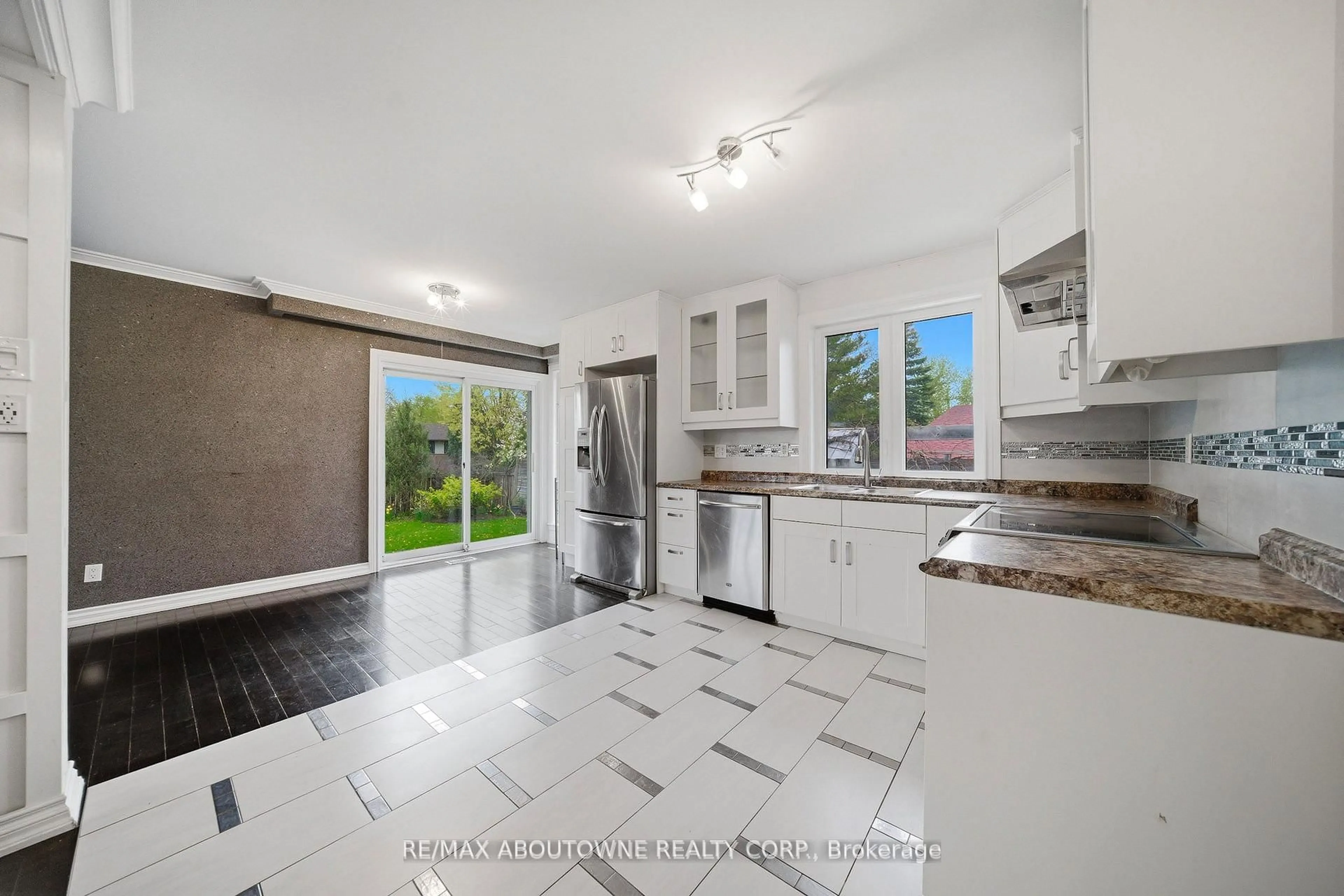 Open concept kitchen, ceramic/tile floor for 1403 Selkirk Ave, Oakville Ontario L6L 2V5