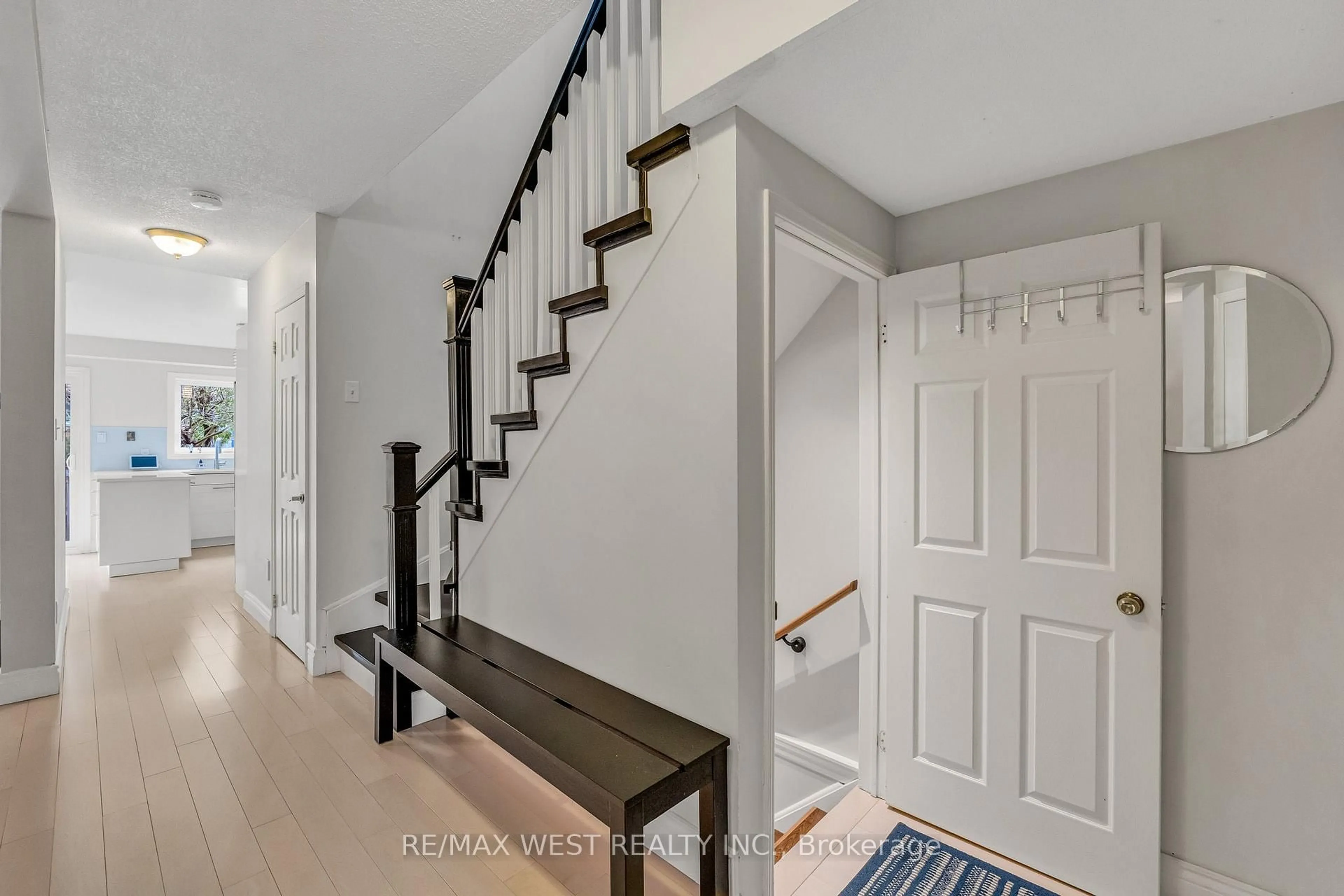 Indoor entryway for 5349 Bullrush Dr, Mississauga Ontario L5V 1Z2