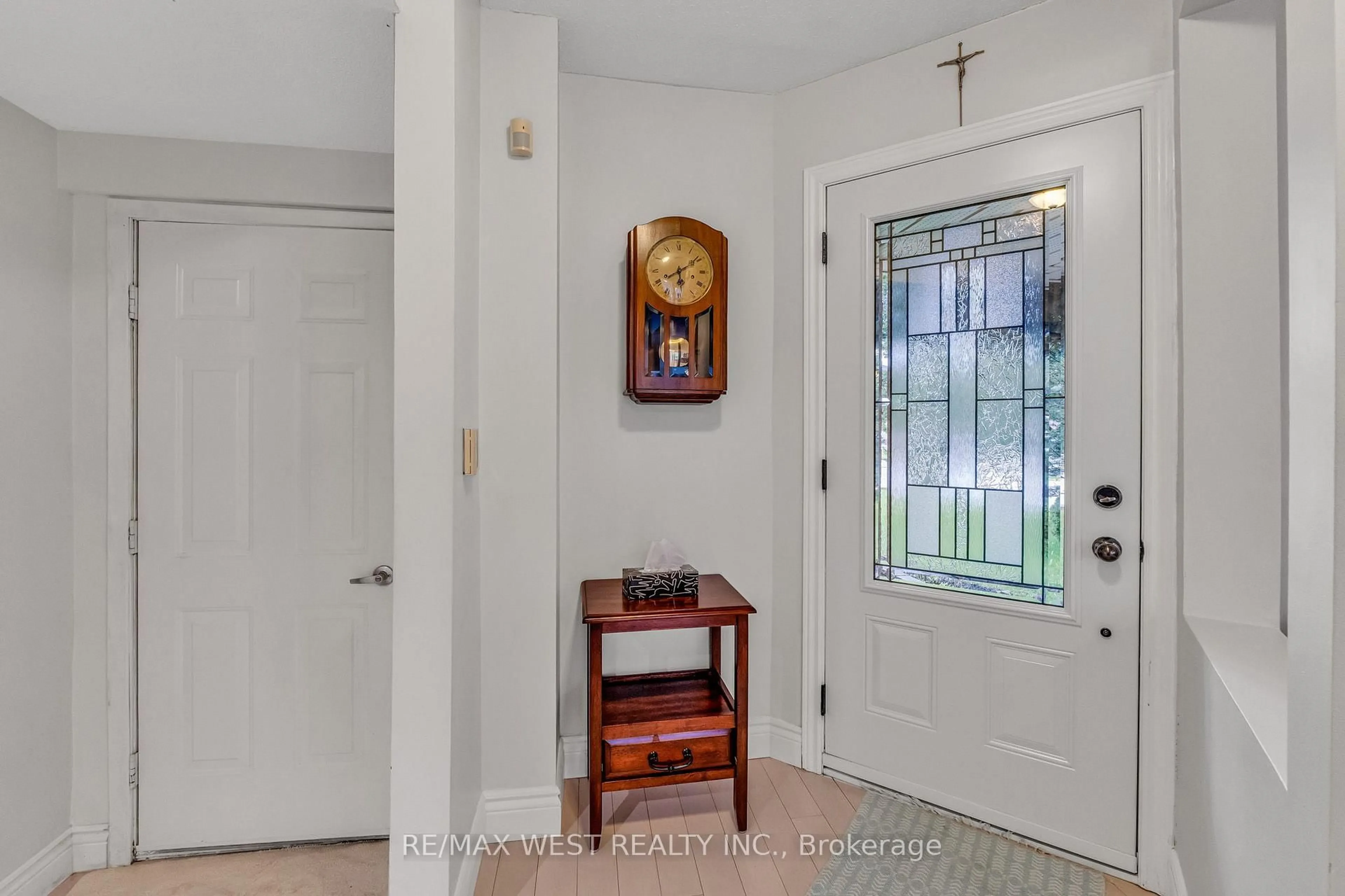 Indoor entryway for 5349 Bullrush Dr, Mississauga Ontario L5V 1Z2