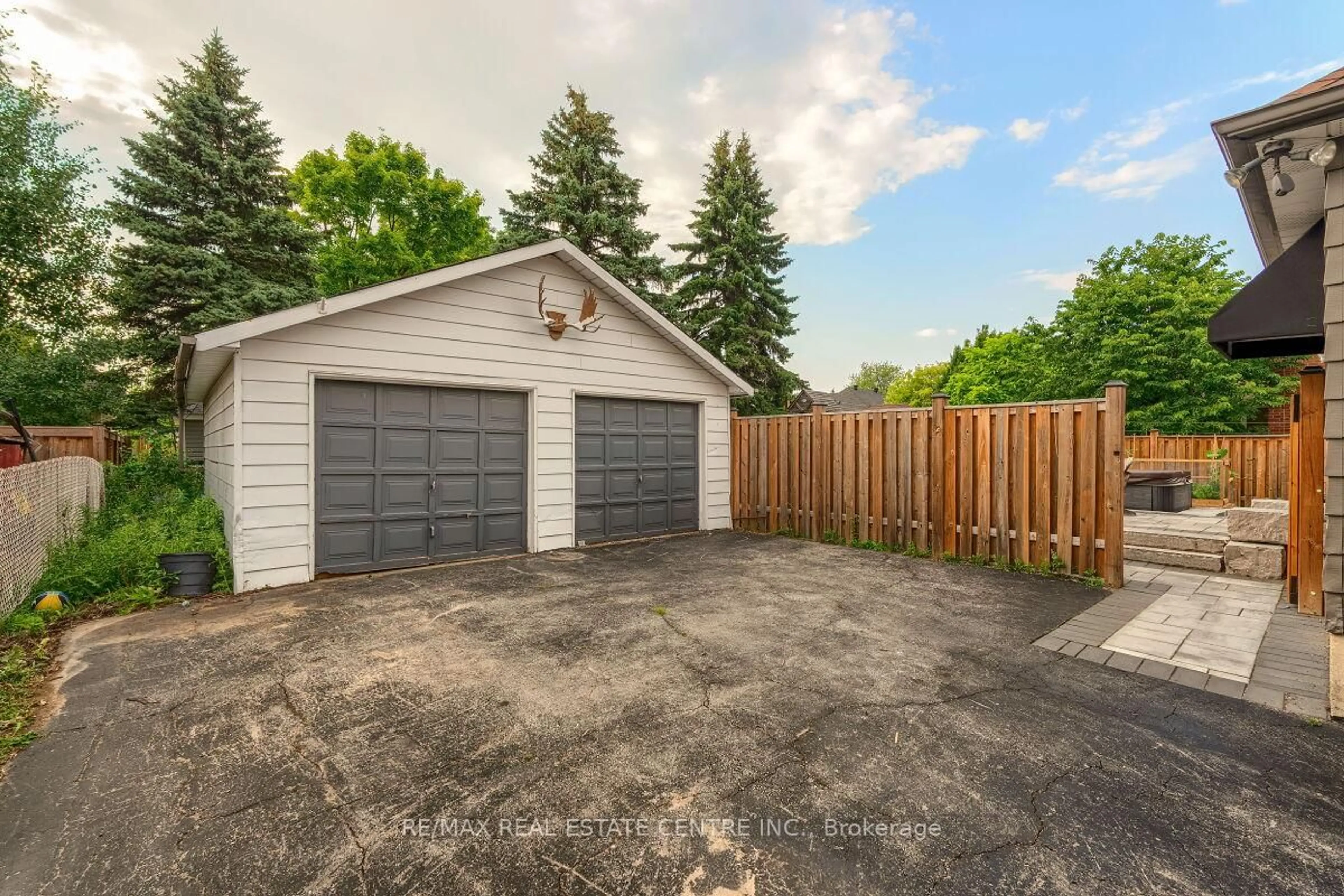 Indoor garage for 33 MILES St, Milton Ontario L9T 1E5