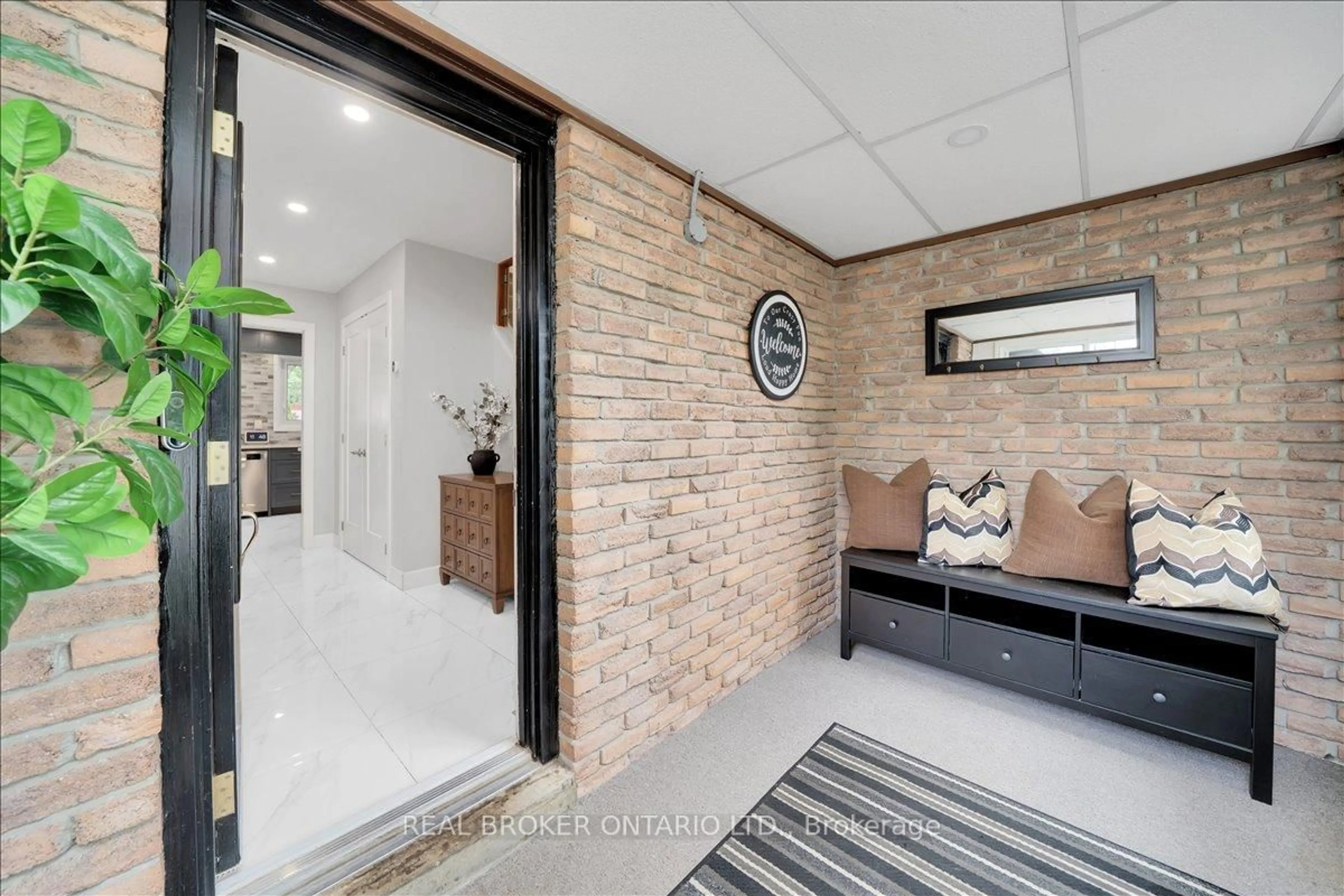 Indoor entryway for 34 Wright Cres, Caledon Ontario L7E 3X9