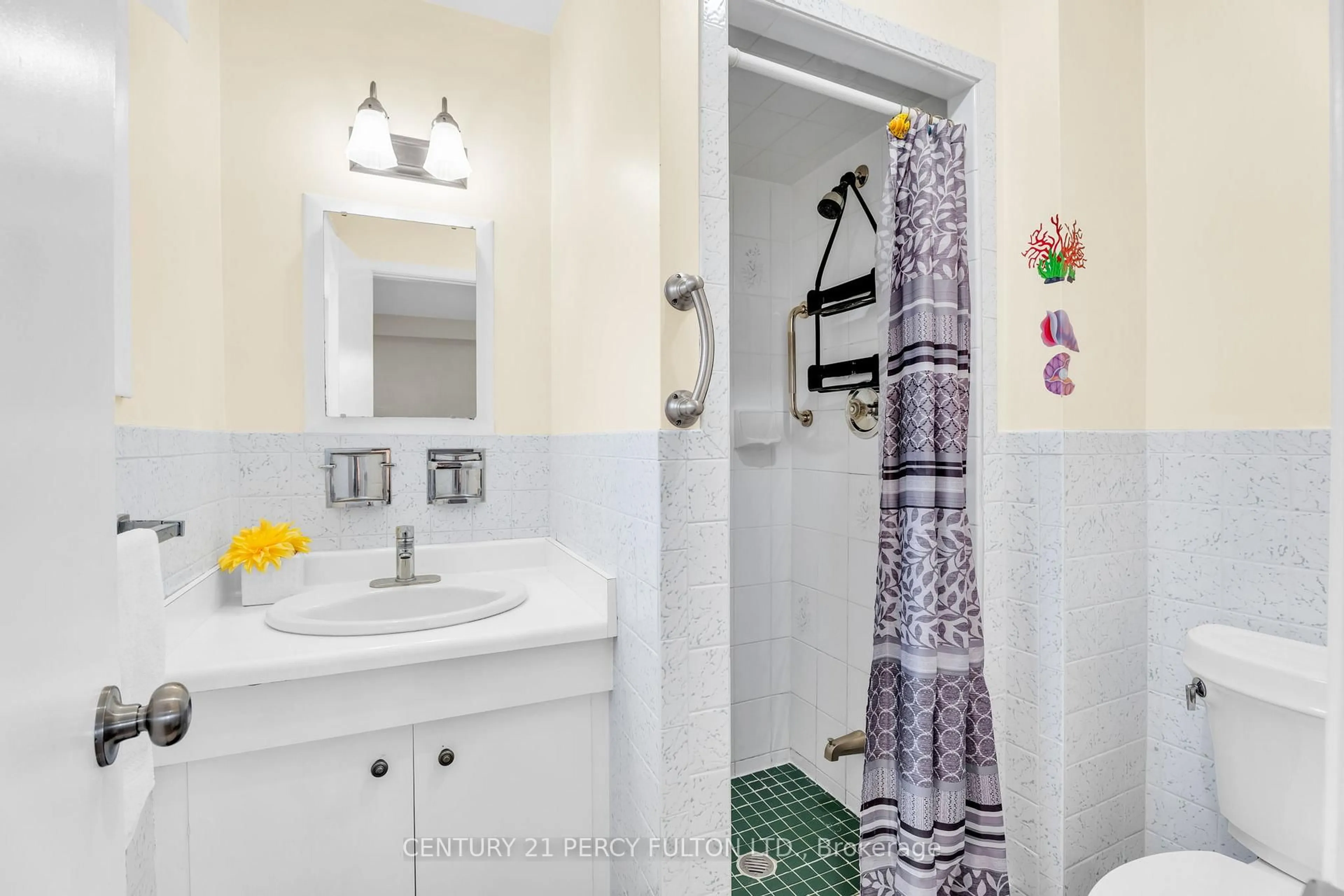 Standard bathroom, ceramic/tile floor for 3500 Silverplains Dr, Mississauga Ontario L4X 2P4