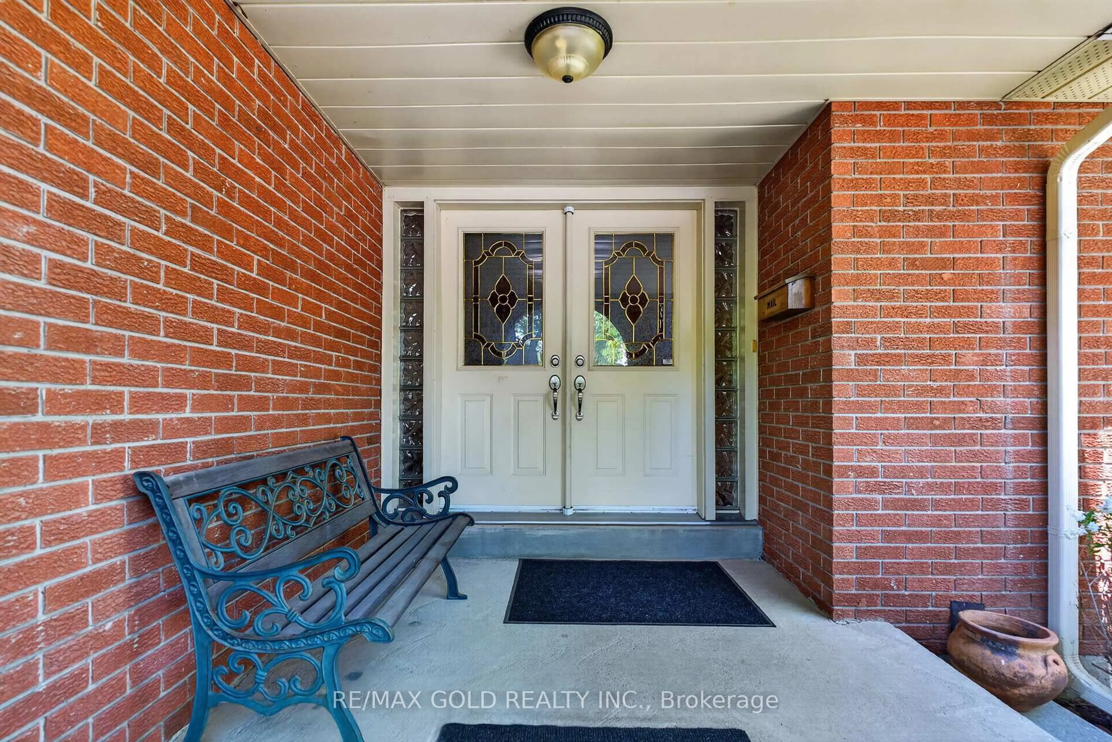 Indoor entryway for 14 Cairnmore Crt, Brampton Ontario L6Z 1T6