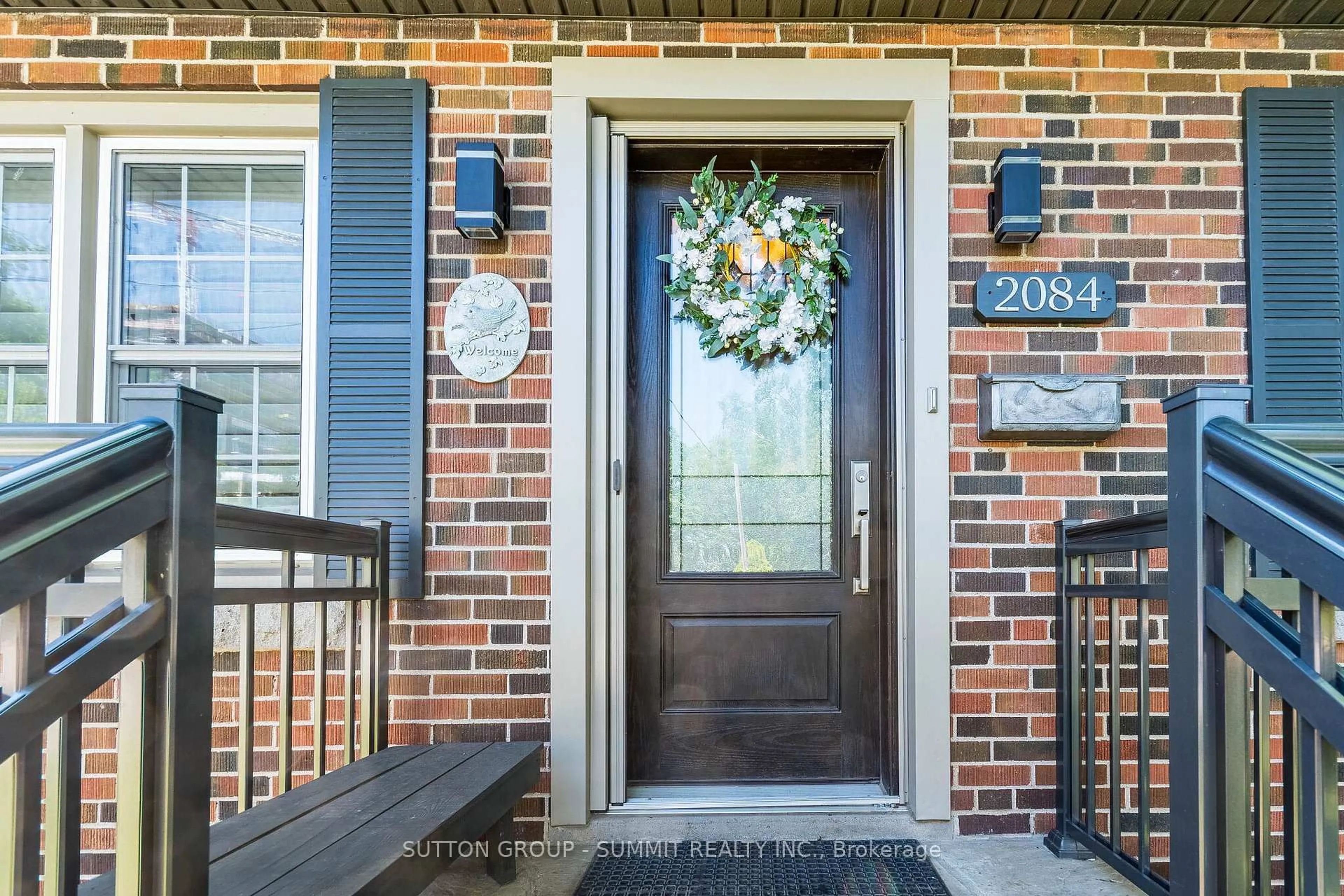 Indoor entryway for 2084 EDINBURGH Dr, Burlington Ontario L7R 2C9