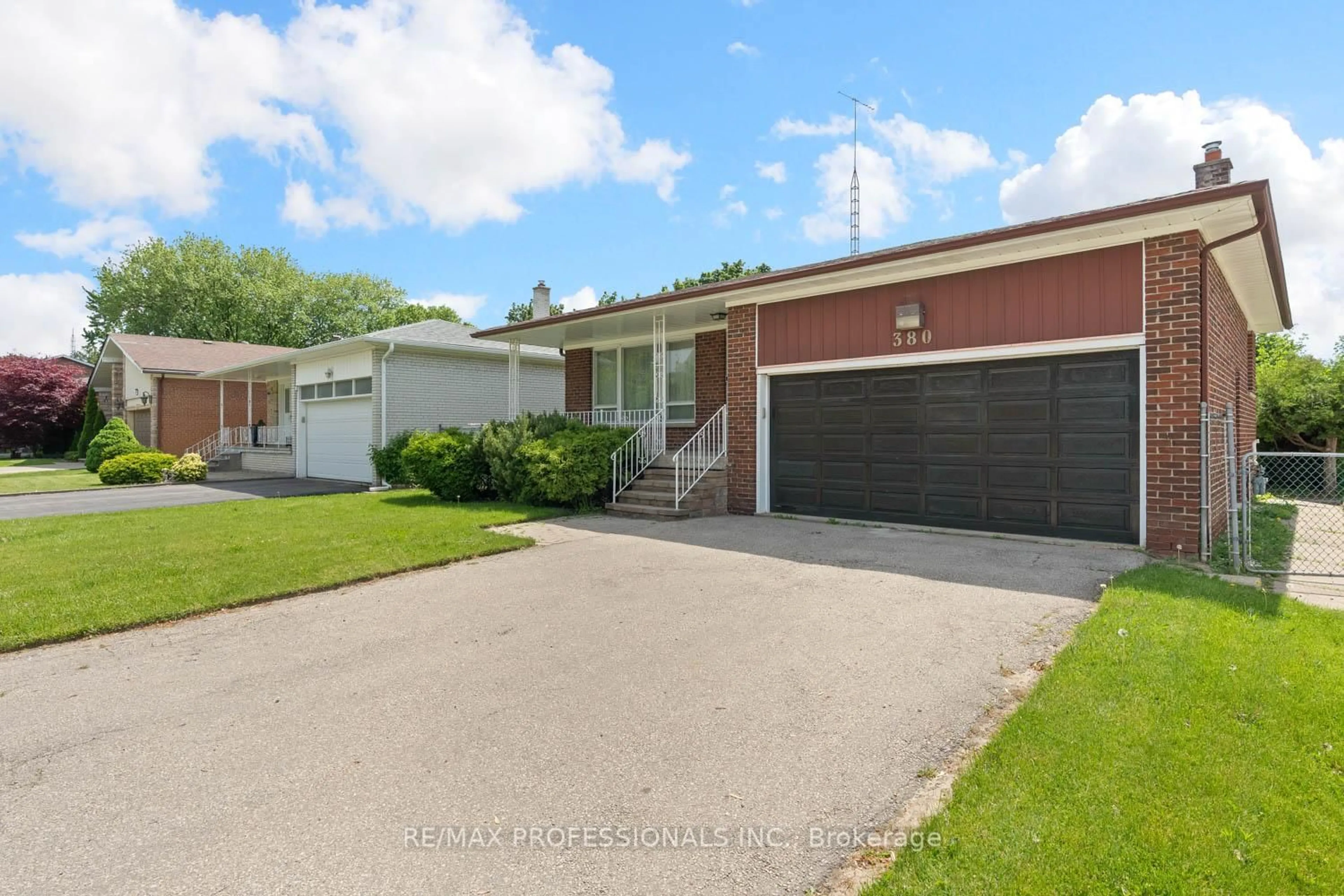 A pic from outside/outdoor area/front of a property/back of a property/a pic from drone, street for 380 Targa Rd, Mississauga Ontario L5A 1S5